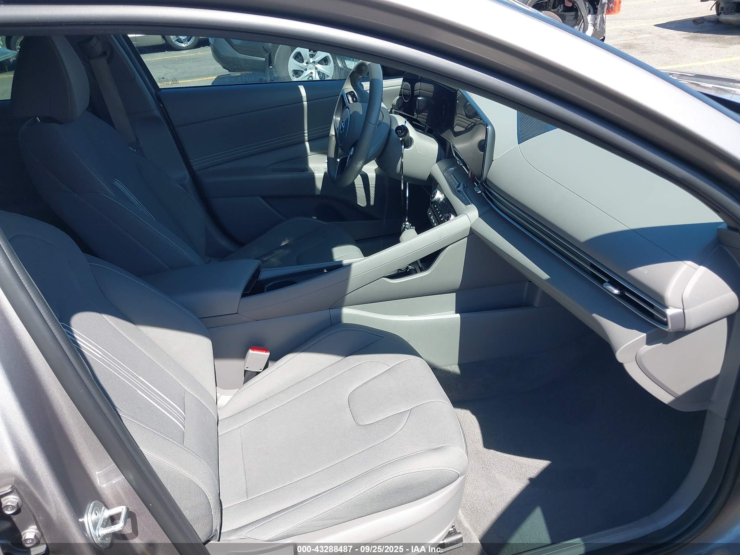HYUNDAI ELANTRA image 5
