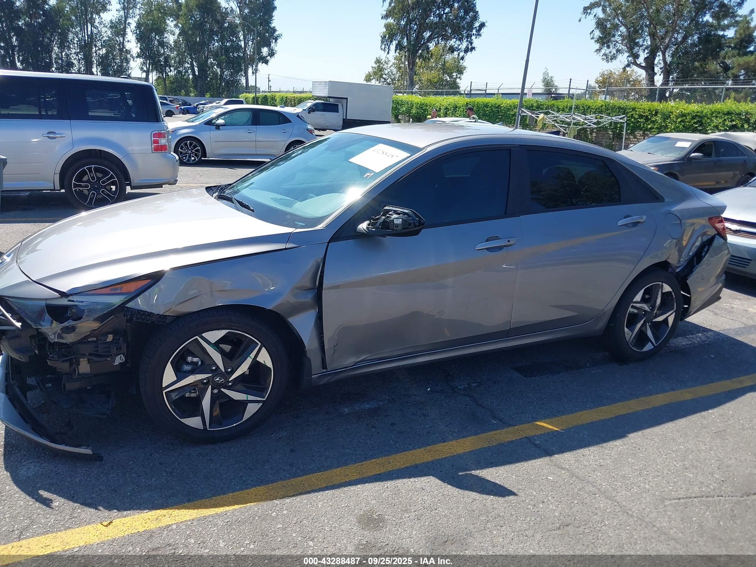 HYUNDAI ELANTRA image 6