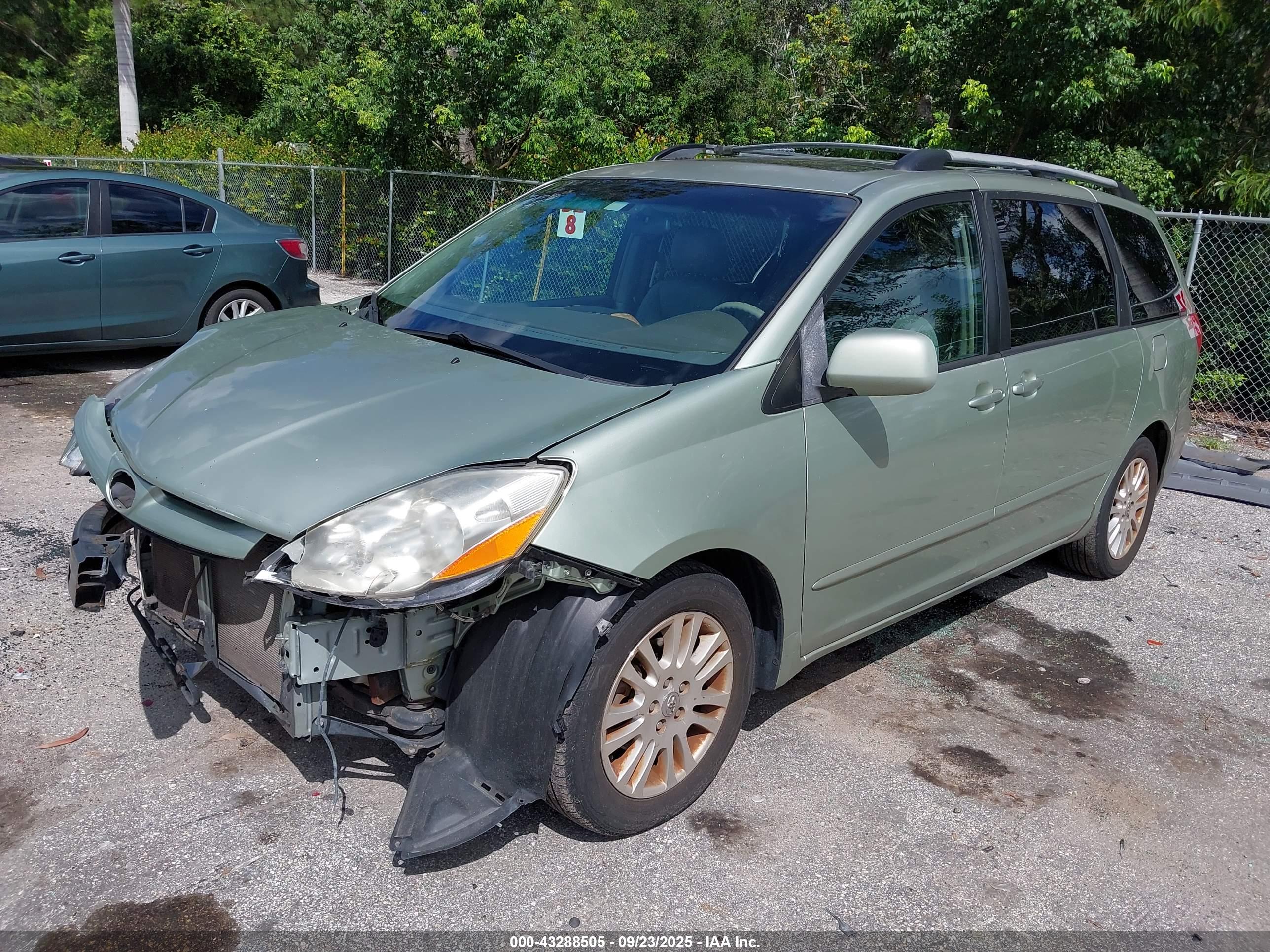 TOYOTA SIENNA image 2