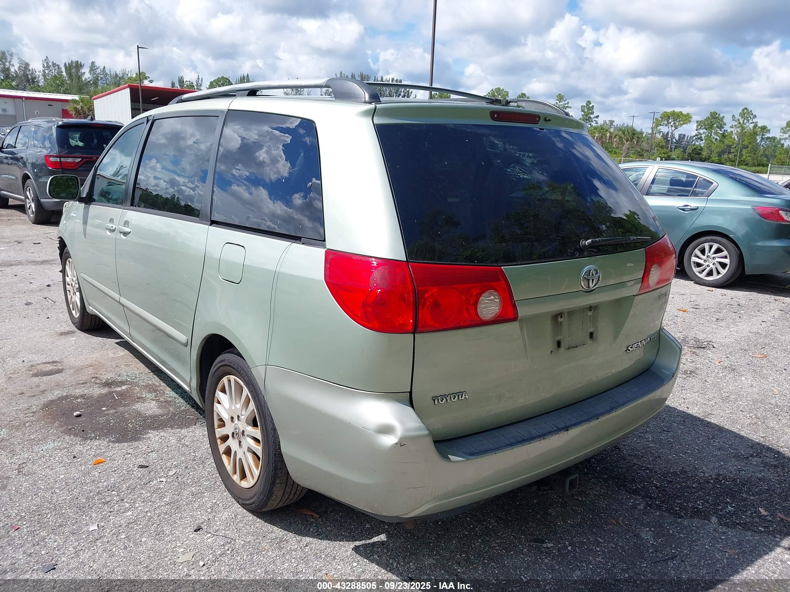 TOYOTA SIENNA image 3