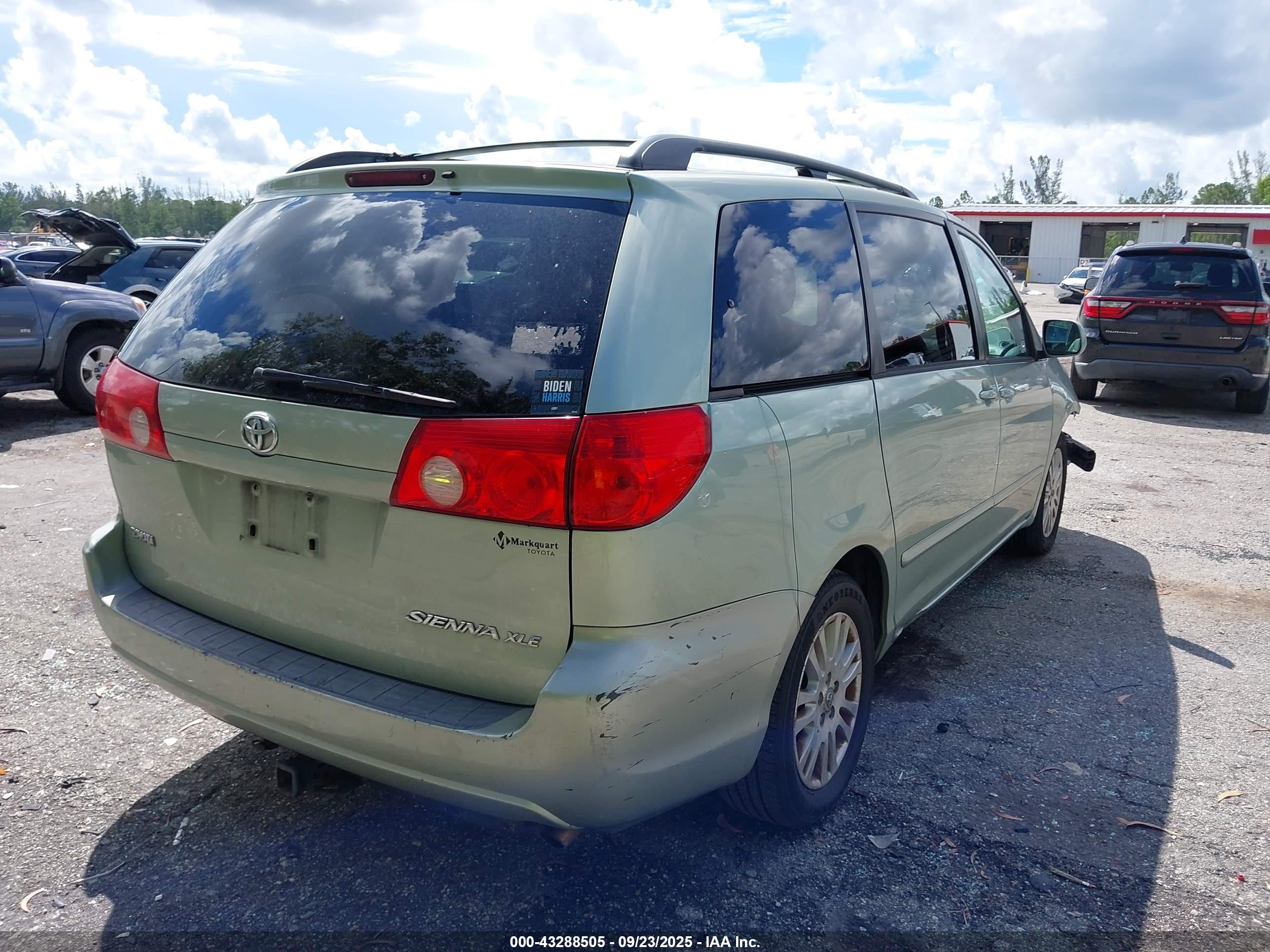 TOYOTA SIENNA image 4