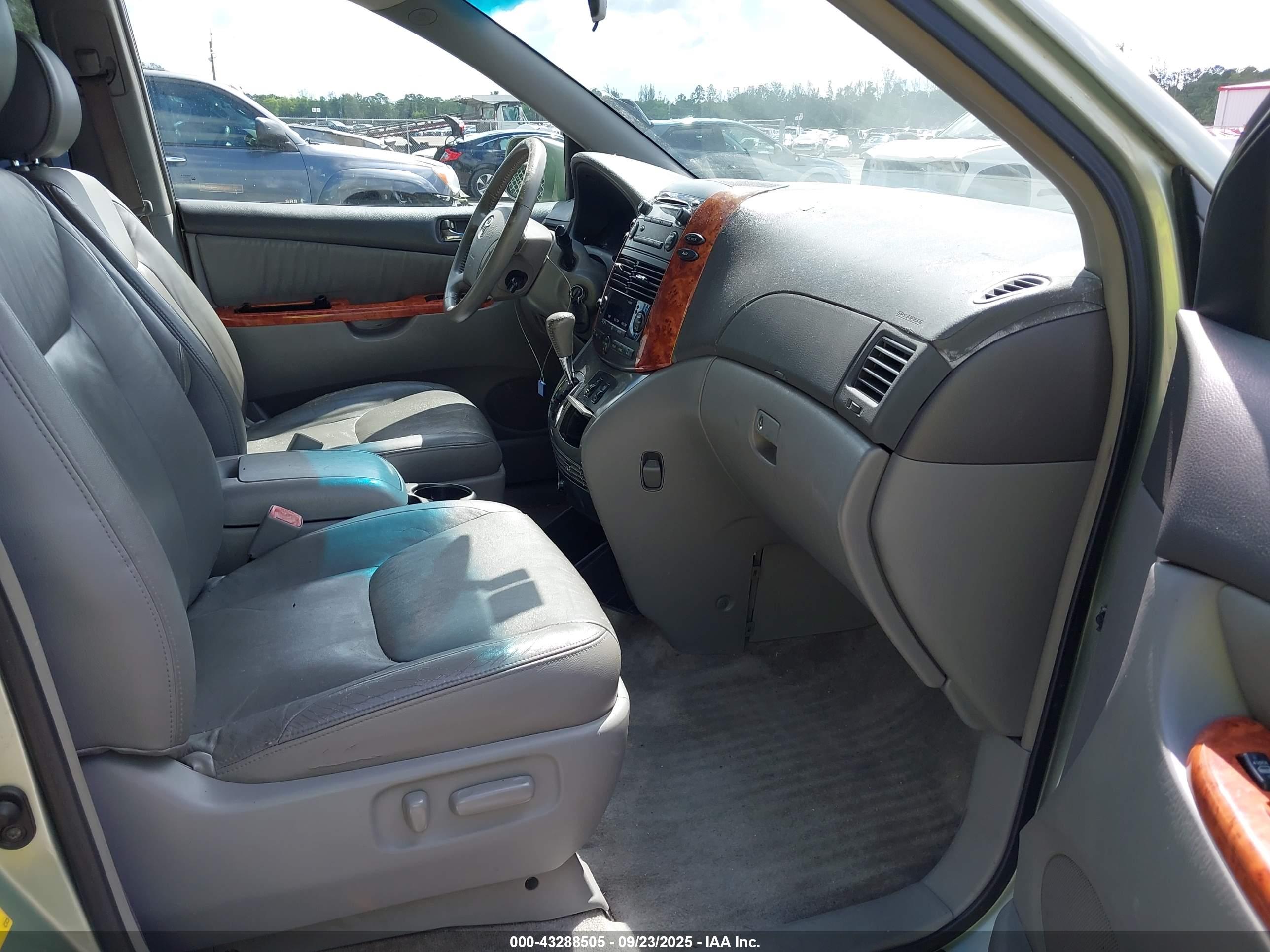 TOYOTA SIENNA image 5