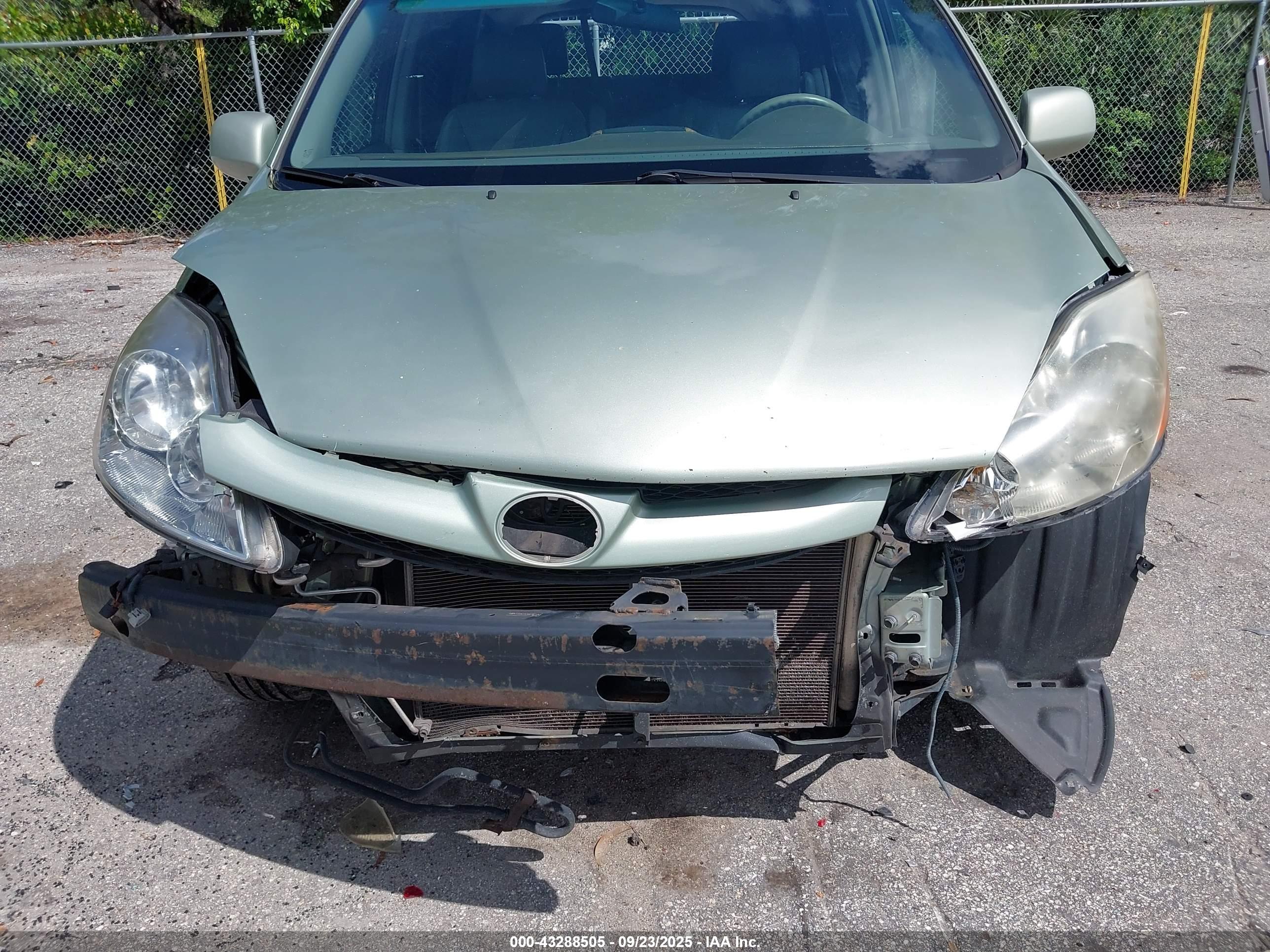 TOYOTA SIENNA image 6