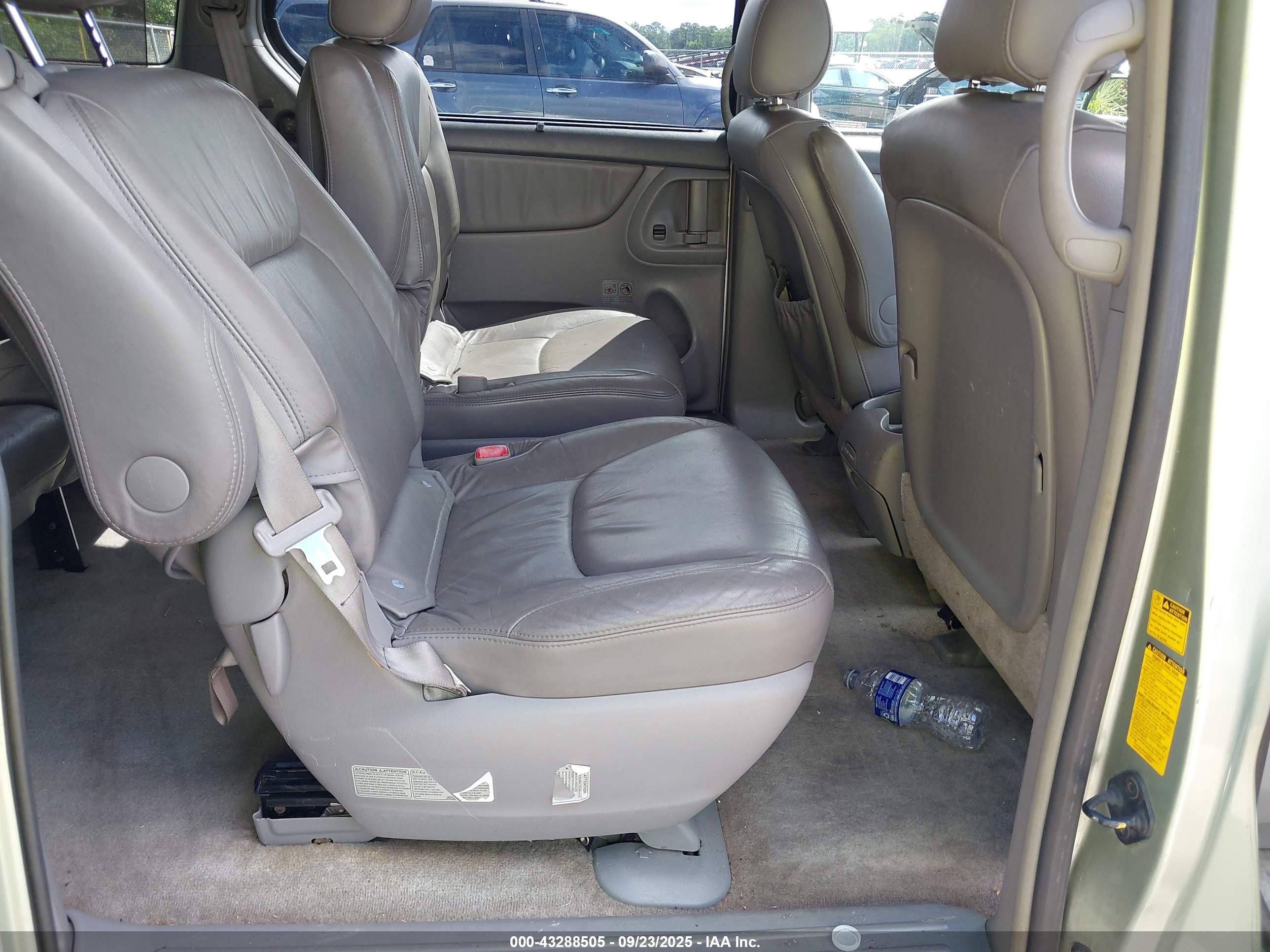 TOYOTA SIENNA image 8