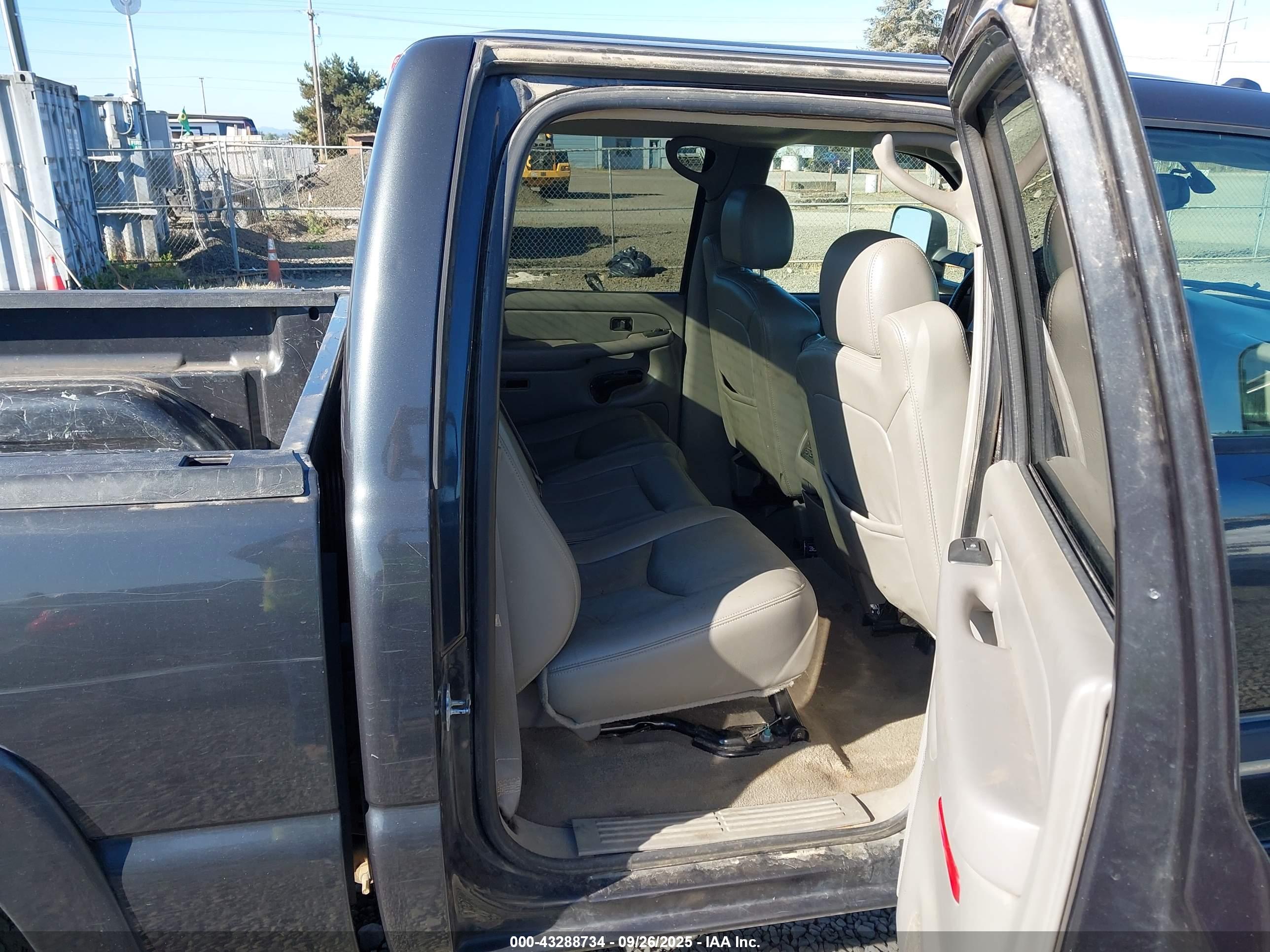 CHEVROLET SILVERADO image 8