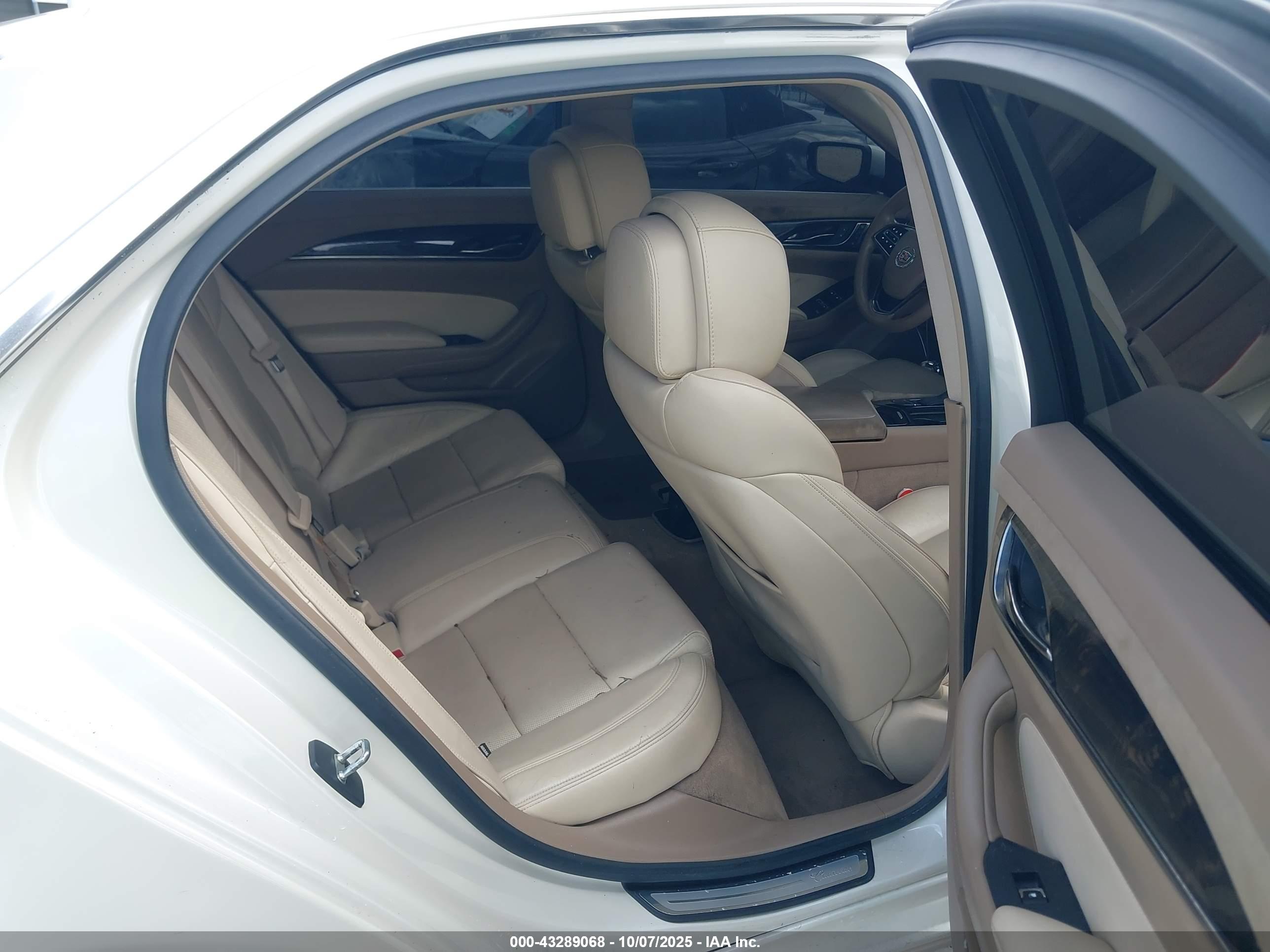 CADILLAC CTS image 8