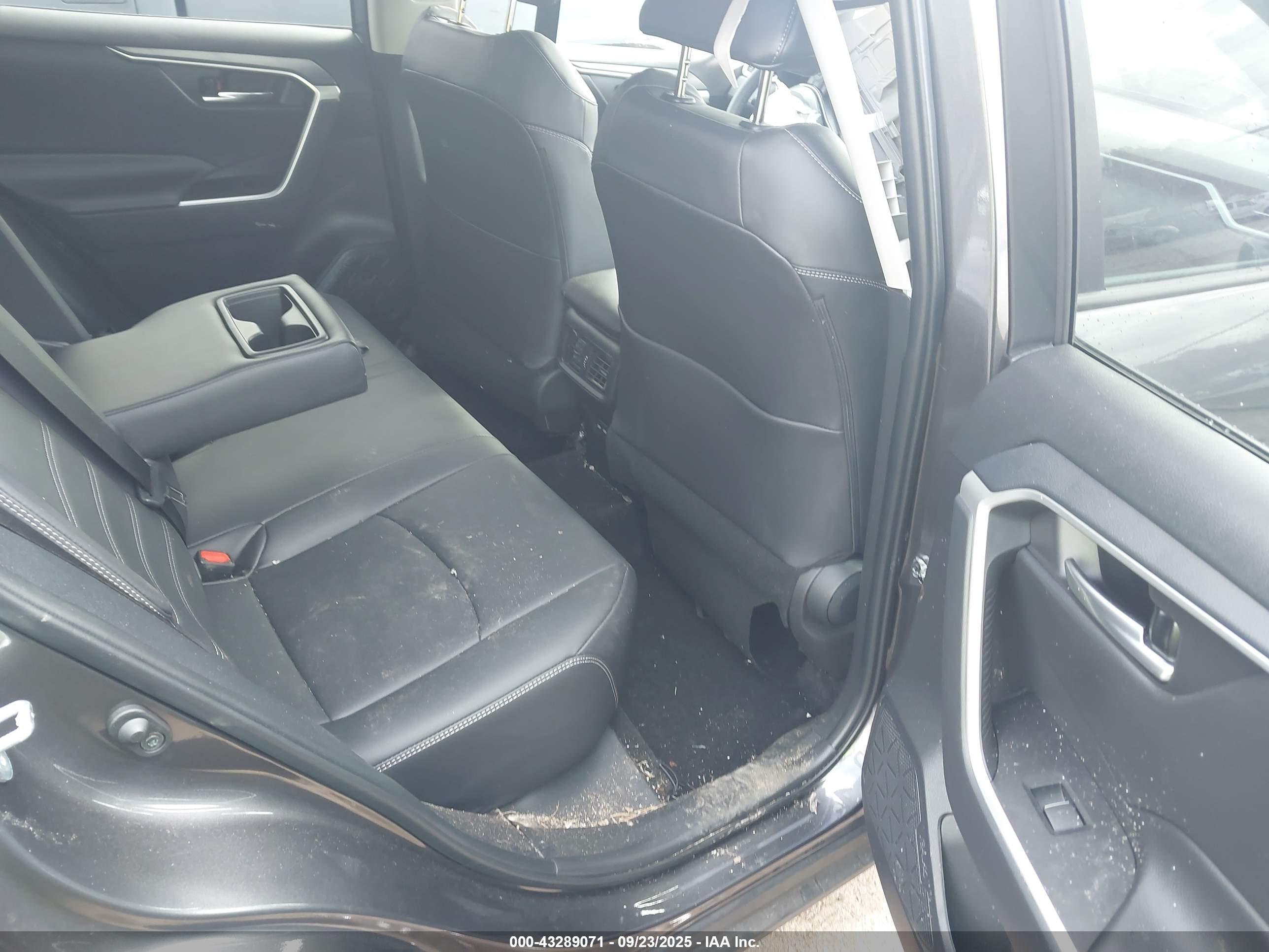TOYOTA RAV4 image 8
