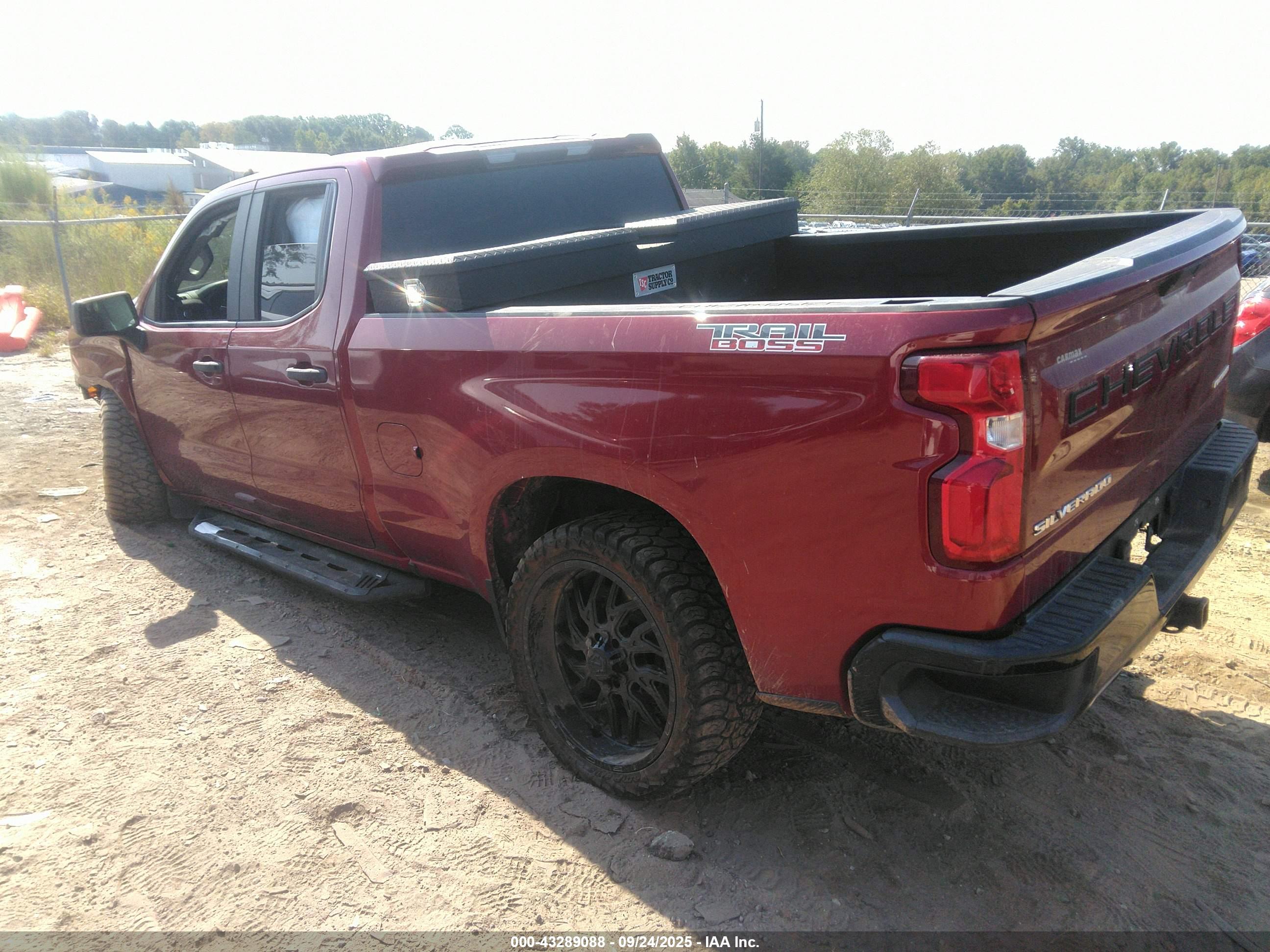 CHEVROLET SILVERADO image 3