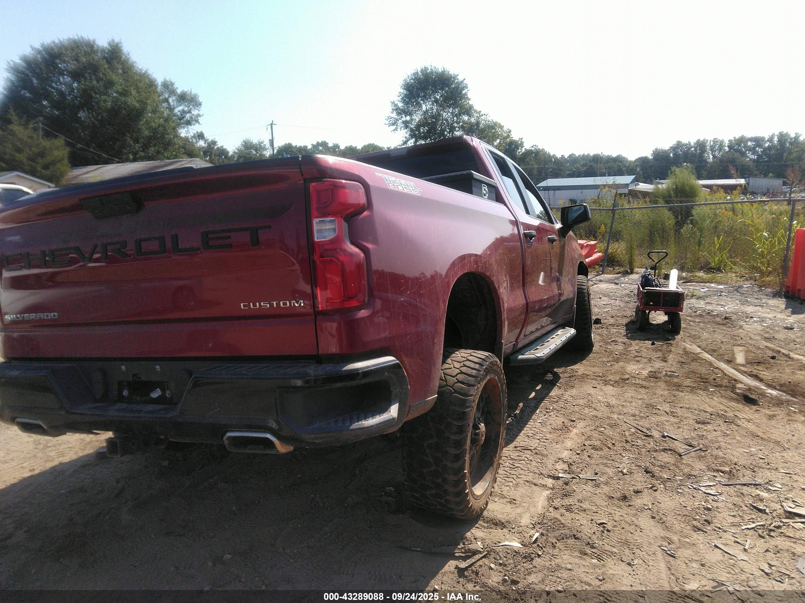 CHEVROLET SILVERADO image 4