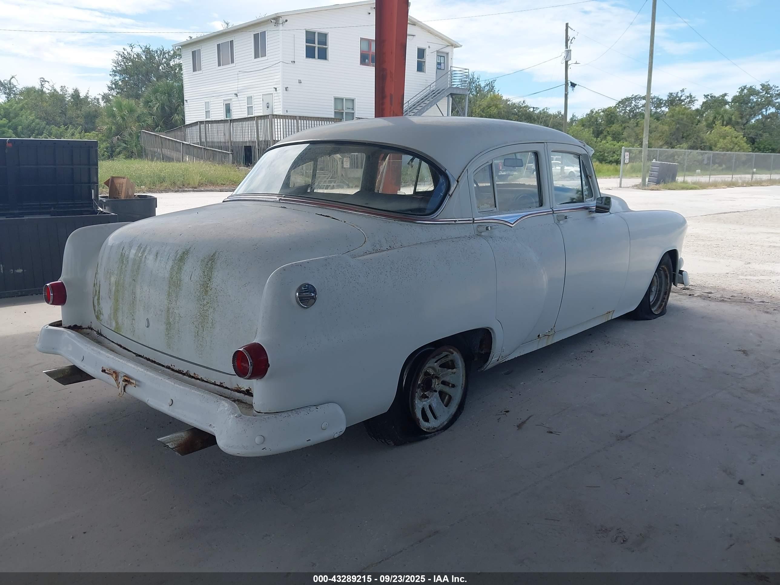 PONTIAC SEDAN image 4