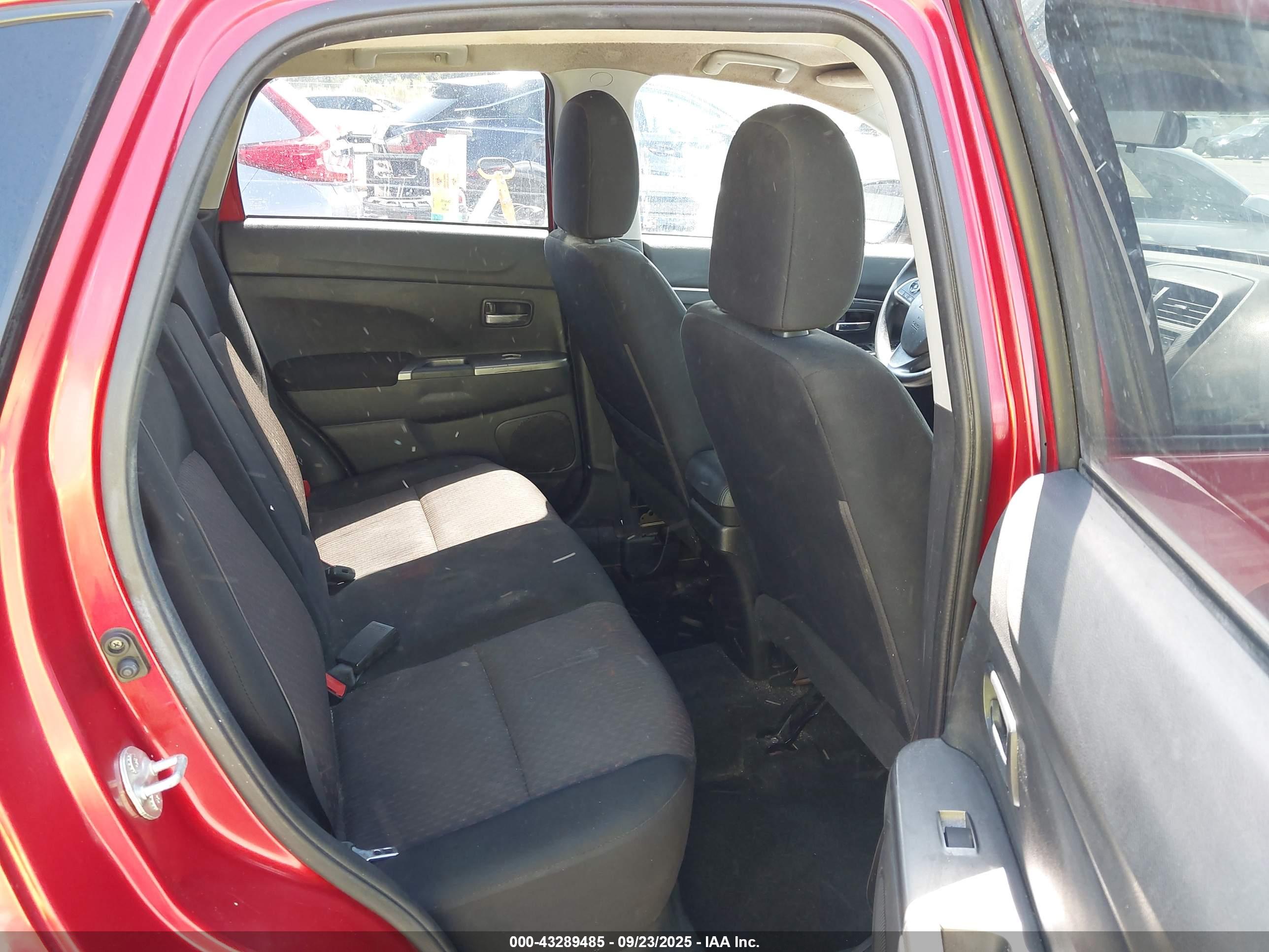 MITSUBISHI OUTLANDER image 8