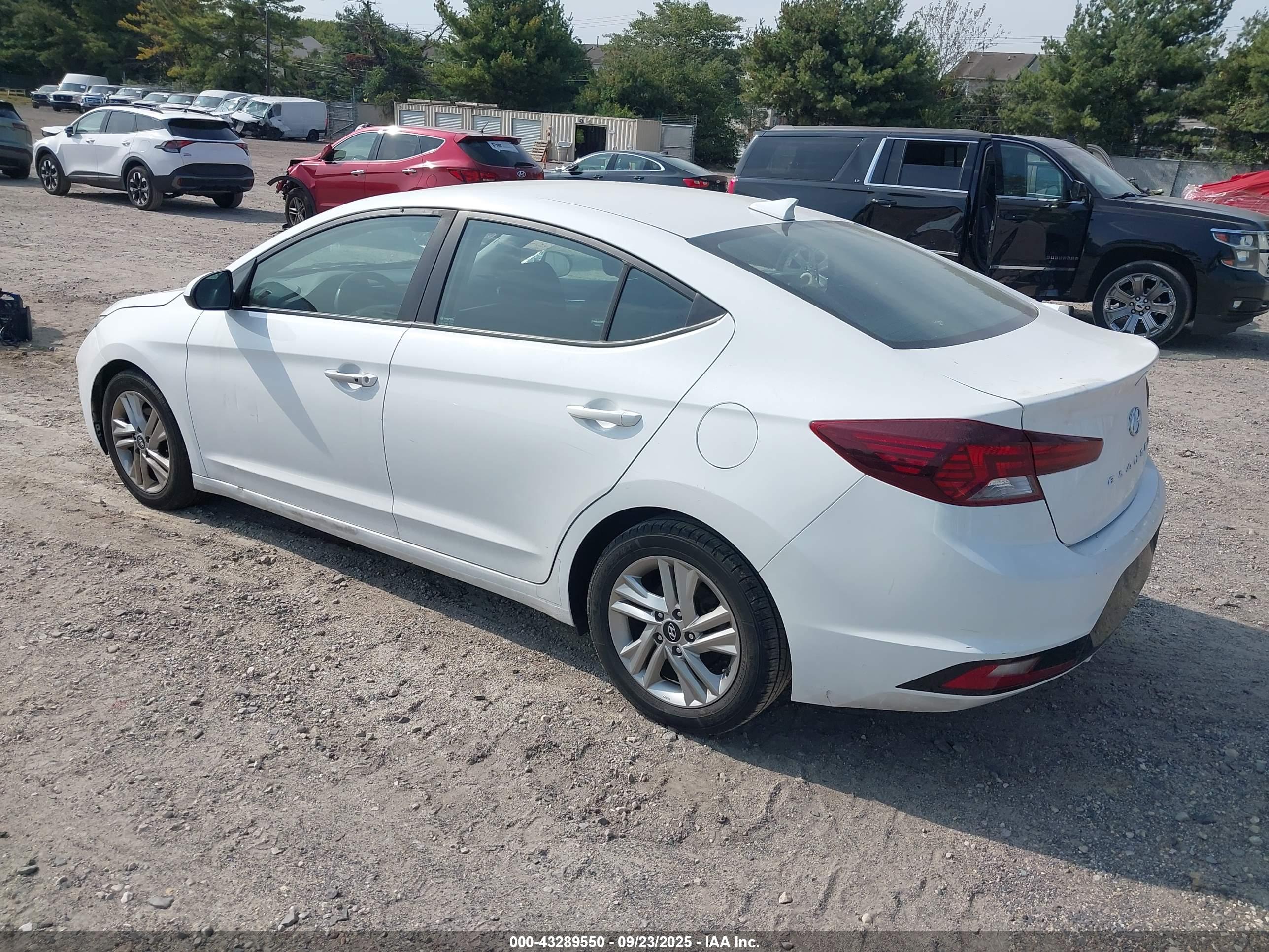 HYUNDAI ELANTRA image 3