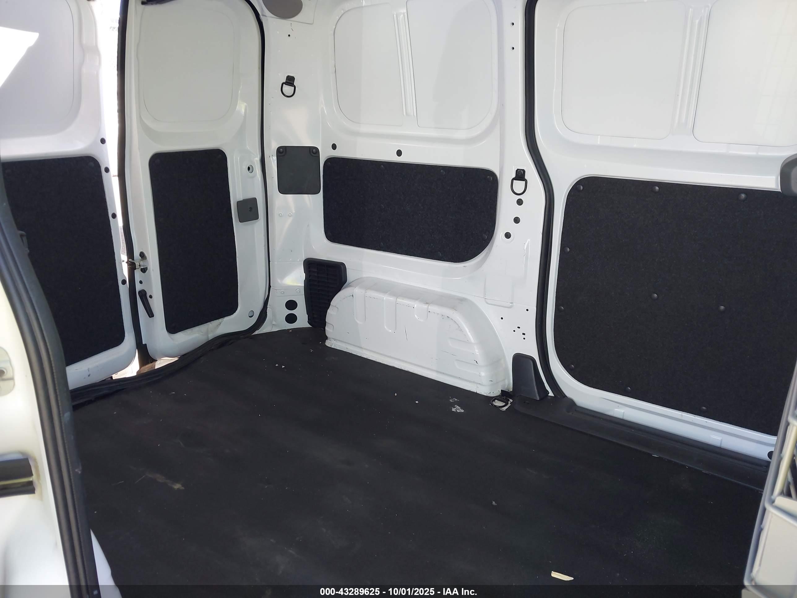NISSAN NV200 image 8