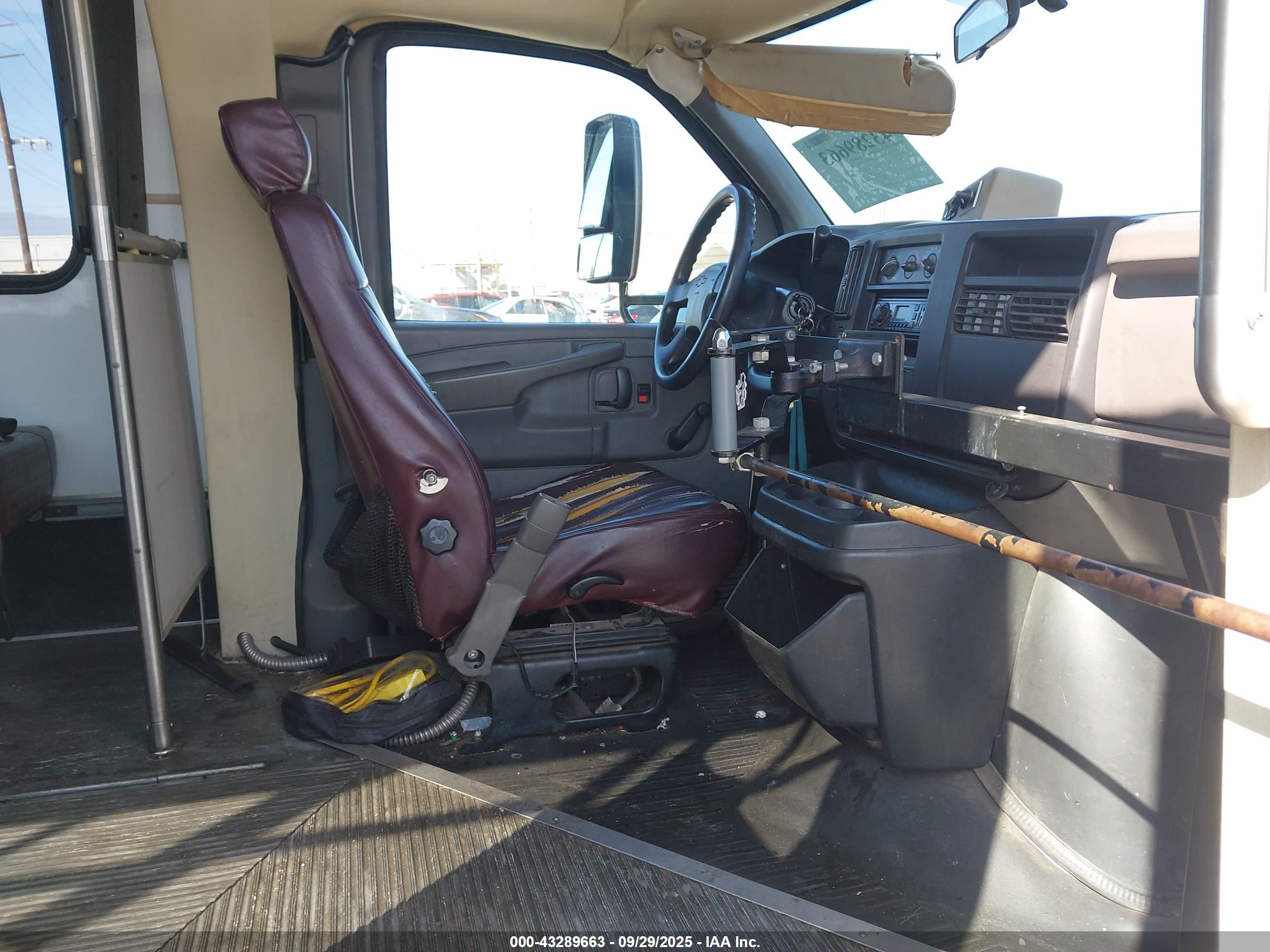 CHEVROLET EXPRESS image 7