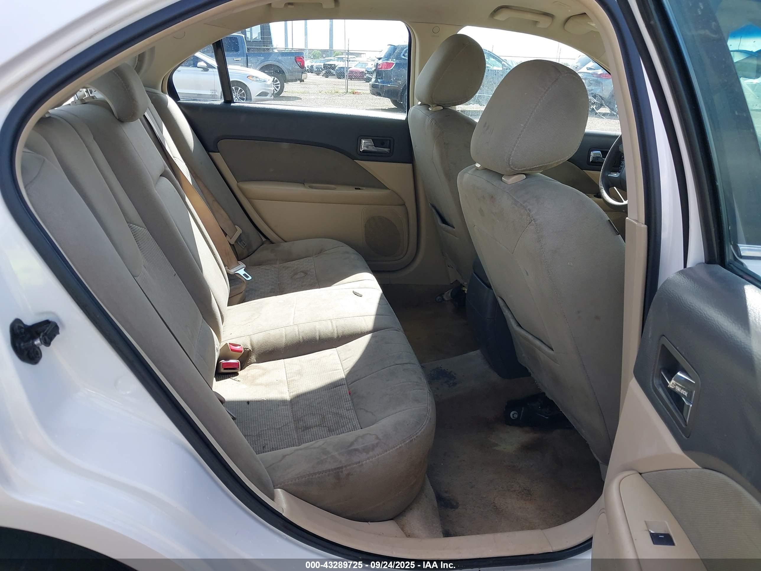 FORD FUSION image 8