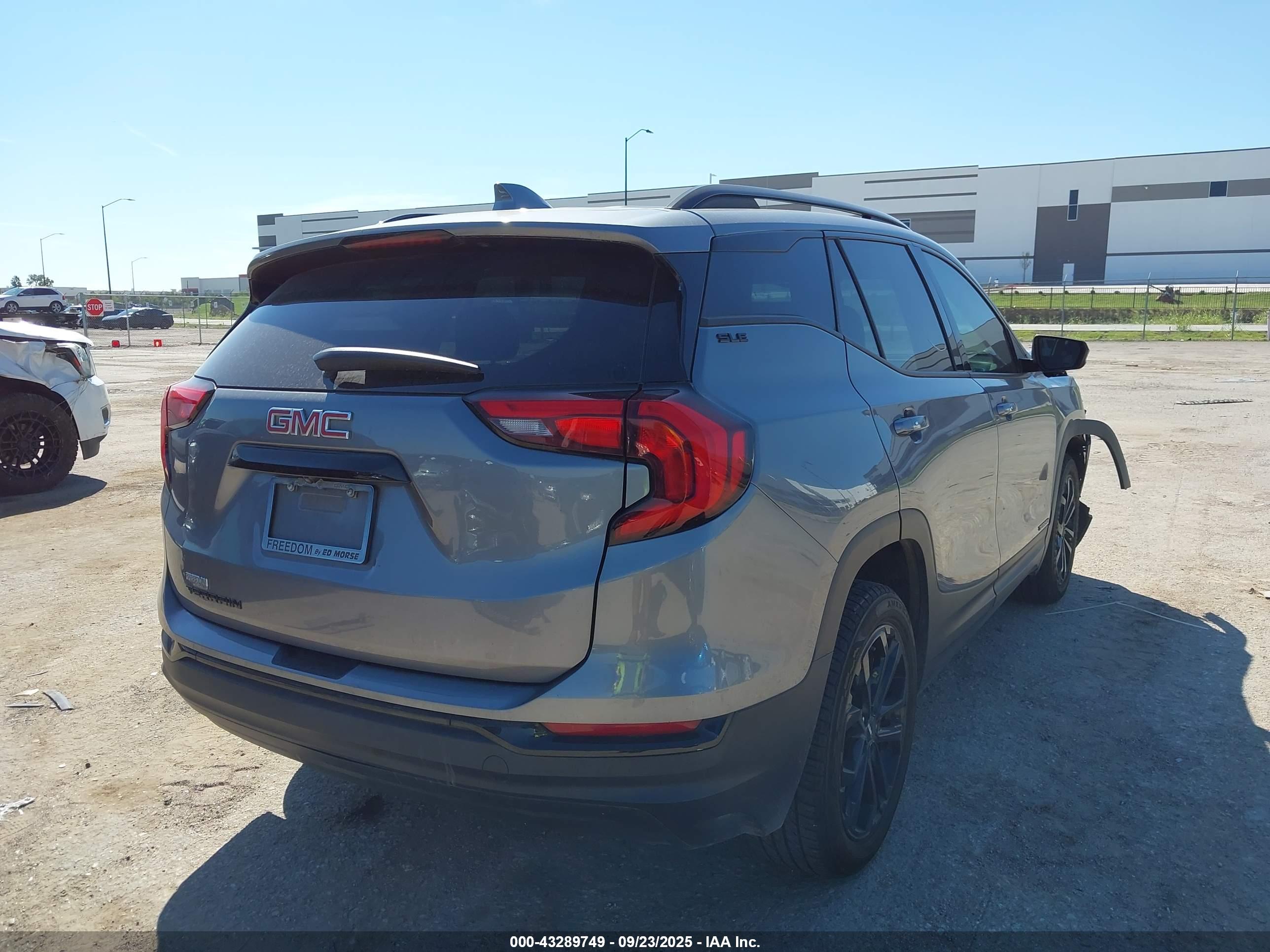 GMC TERRAIN image 4