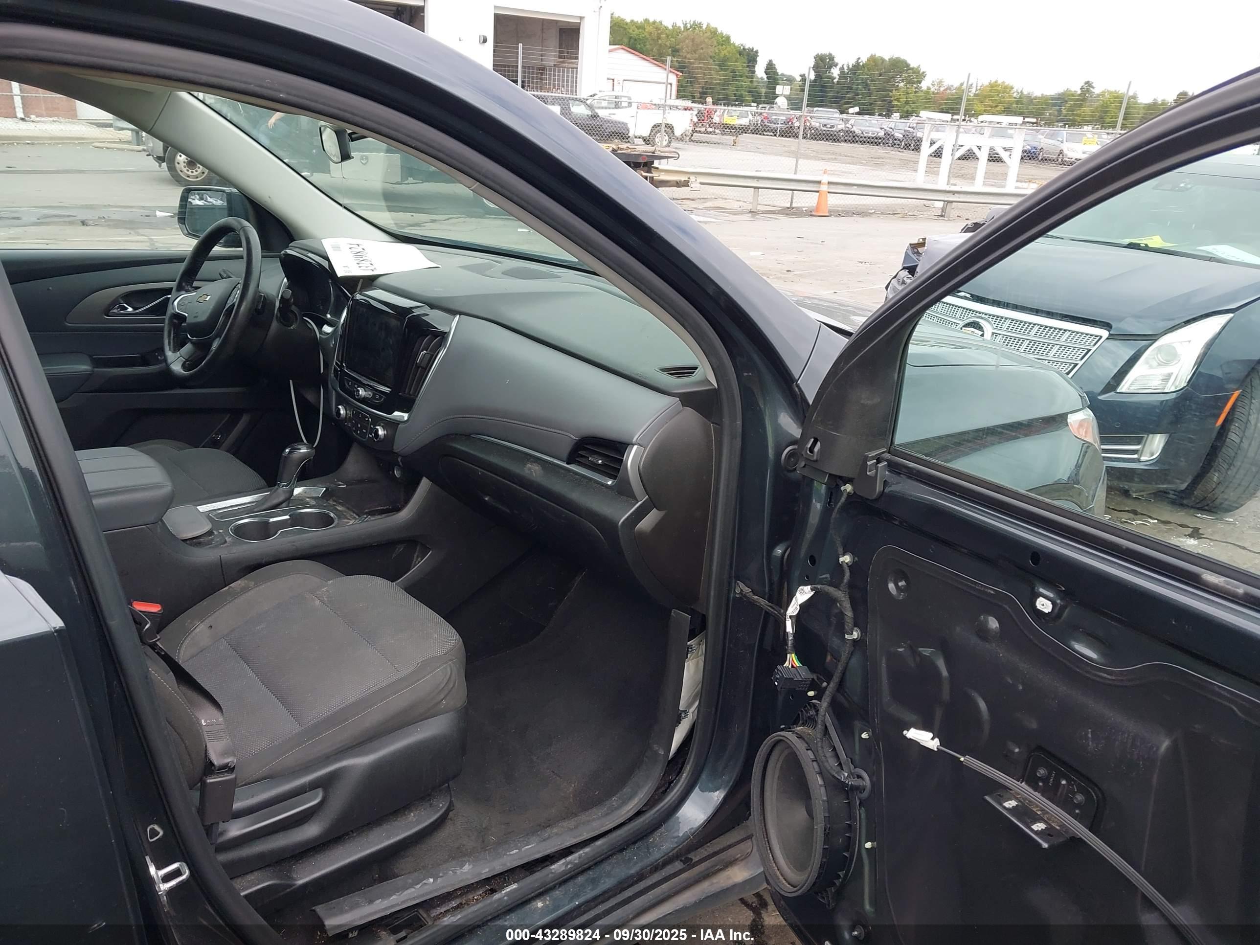 CHEVROLET TRAVERSE image 5