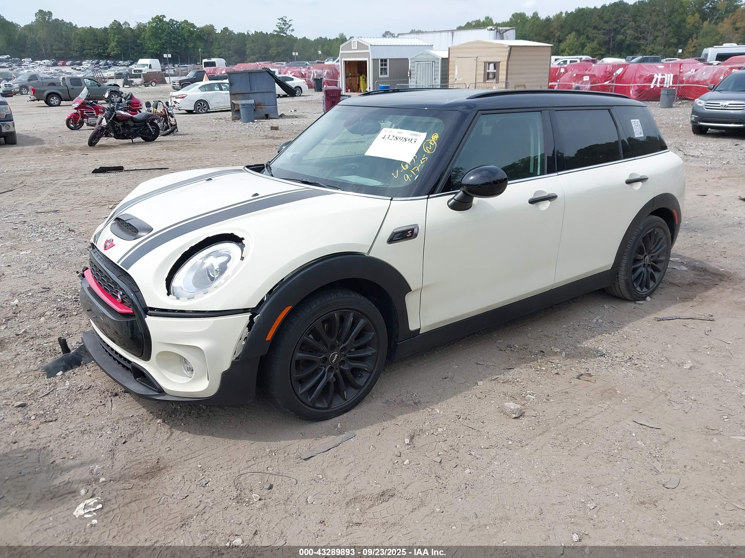 MINI CLUBMAN image 2