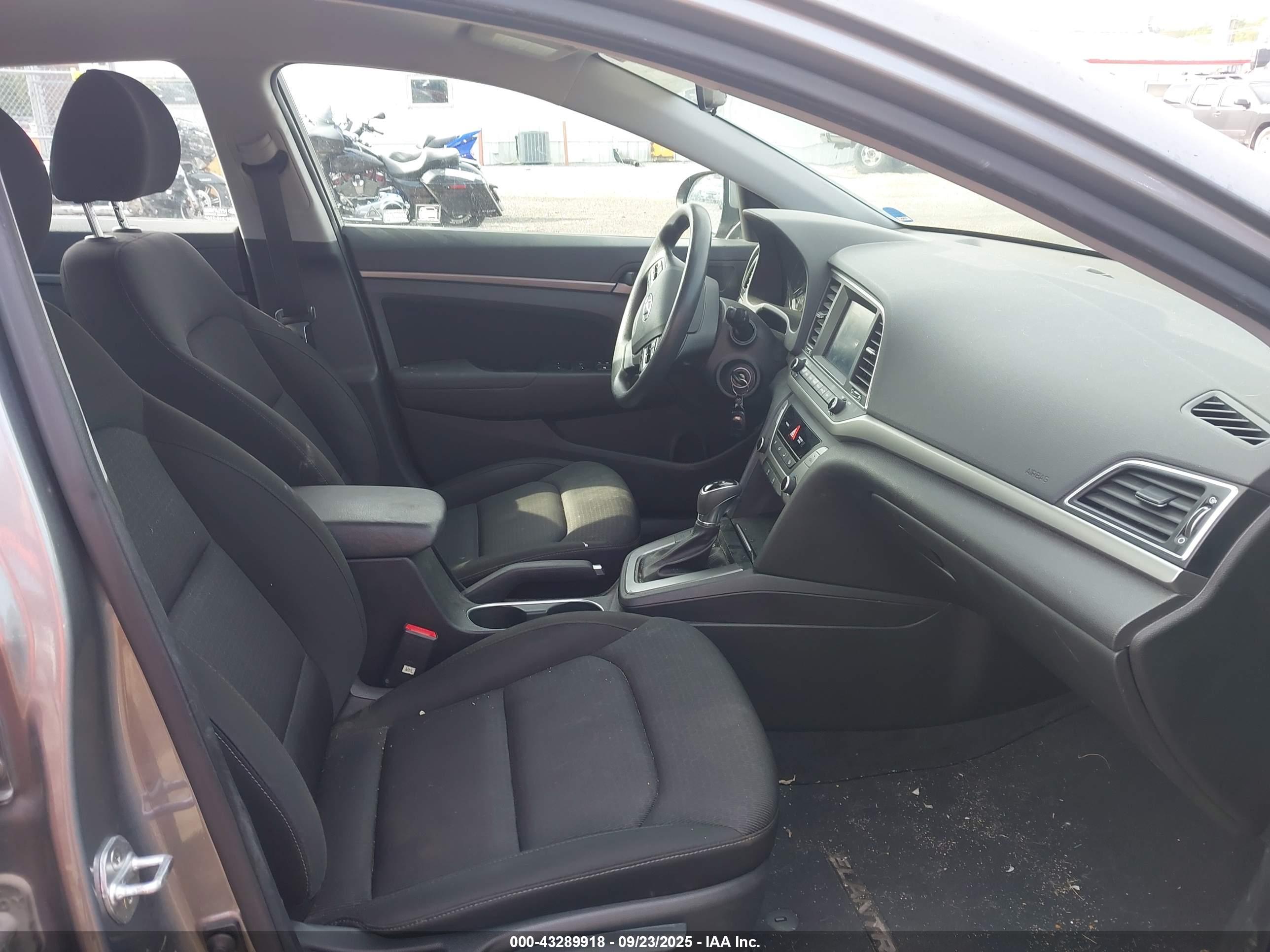 HYUNDAI ELANTRA image 5