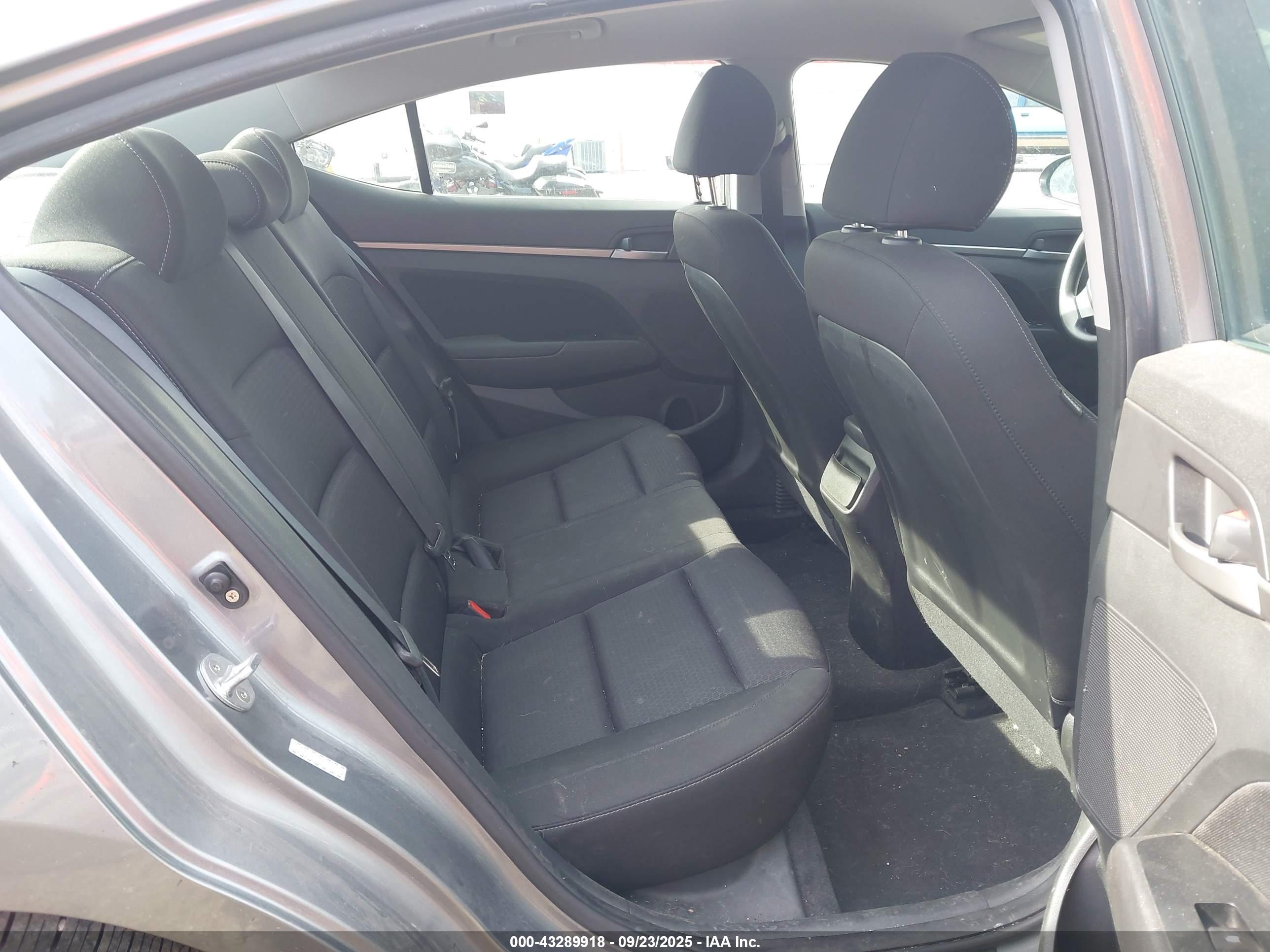 HYUNDAI ELANTRA image 8