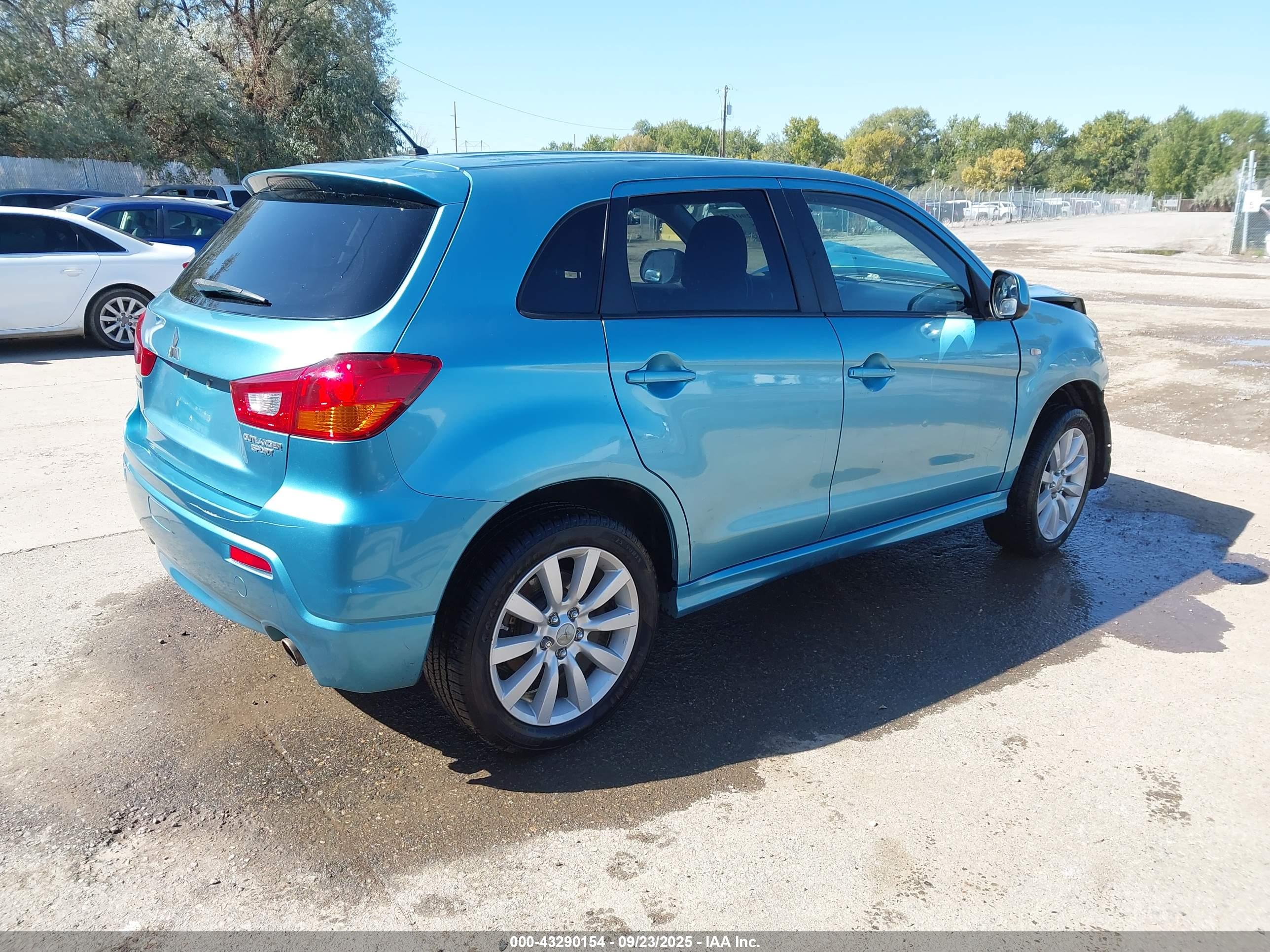 MITSUBISHI OUTLANDER image 4