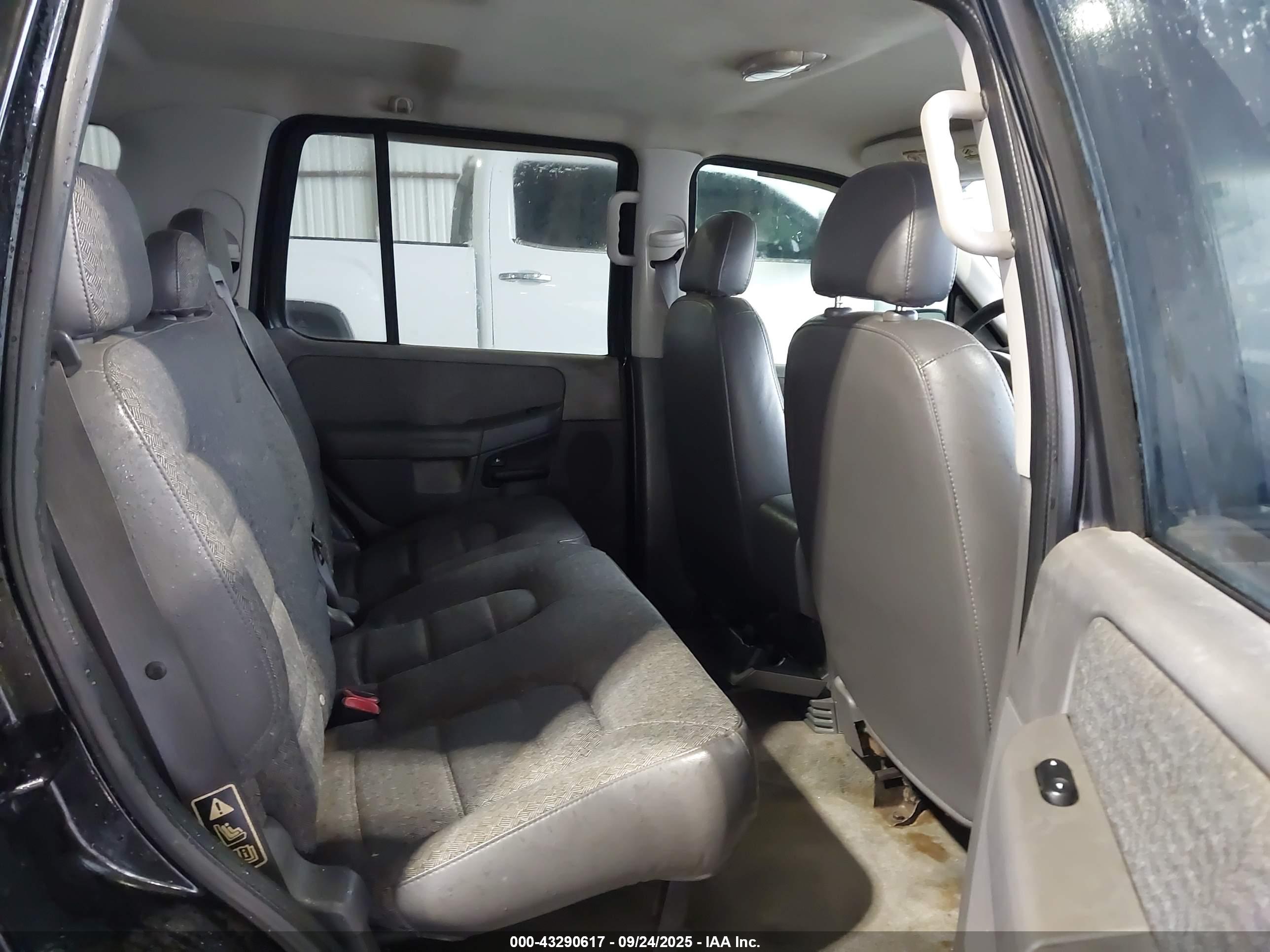 FORD EXPLORER image 8