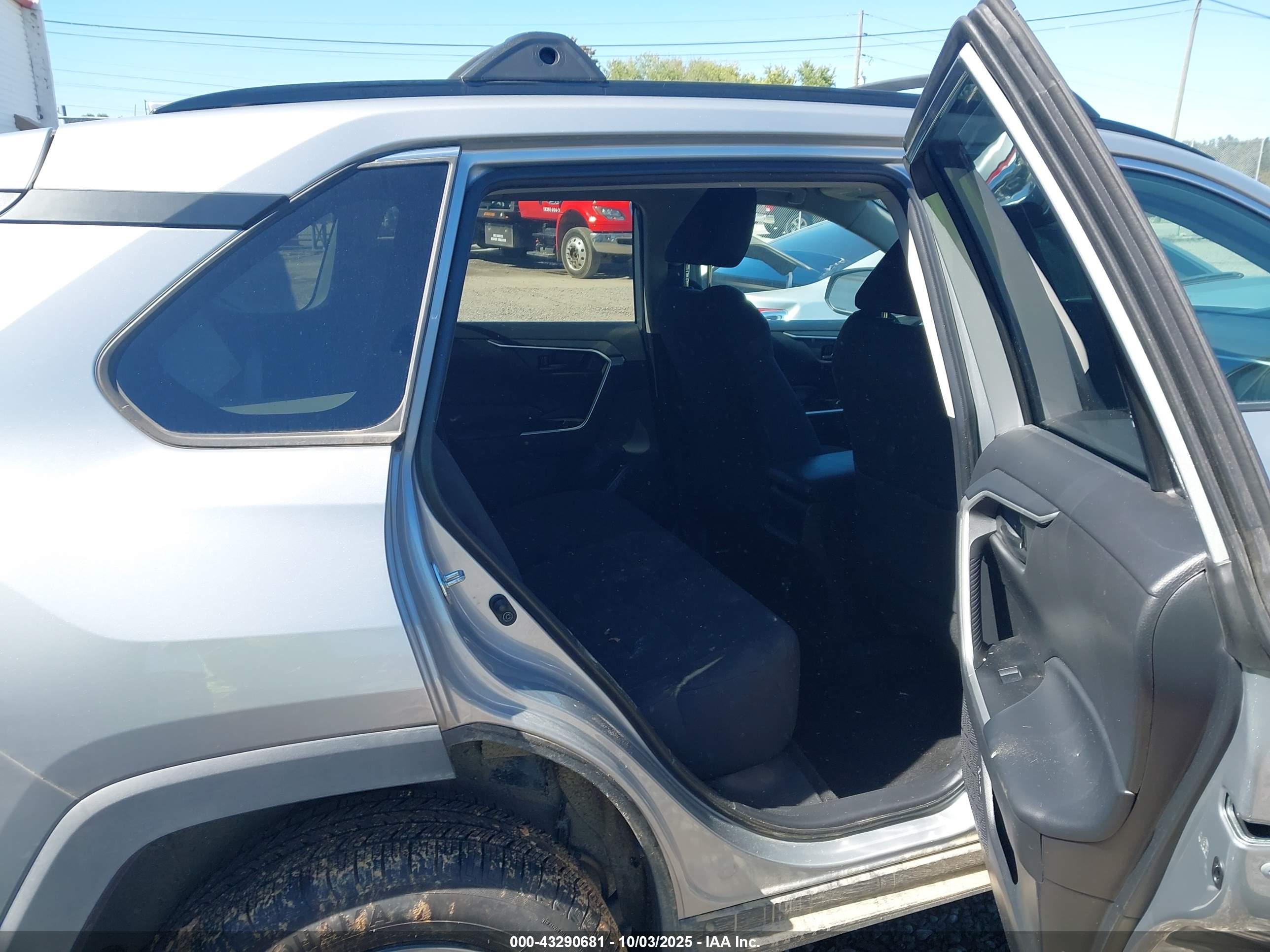 TOYOTA RAV4 image 8