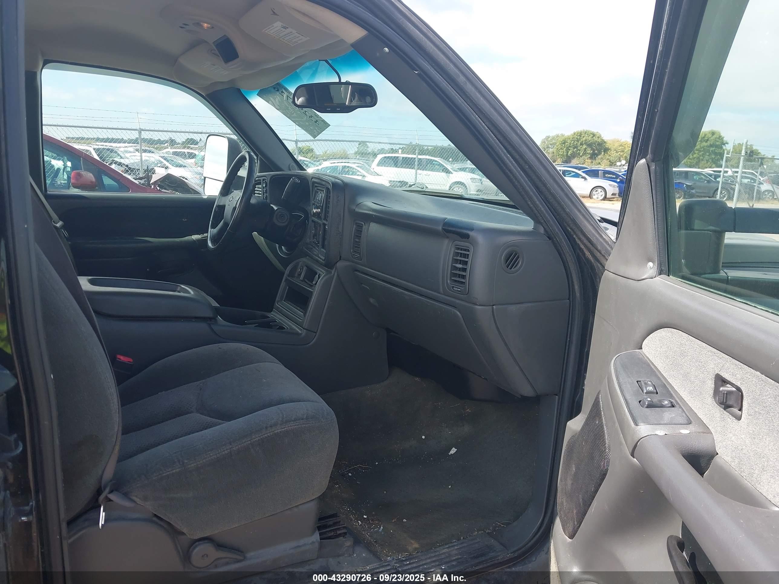 CHEVROLET SILVERADO image 5