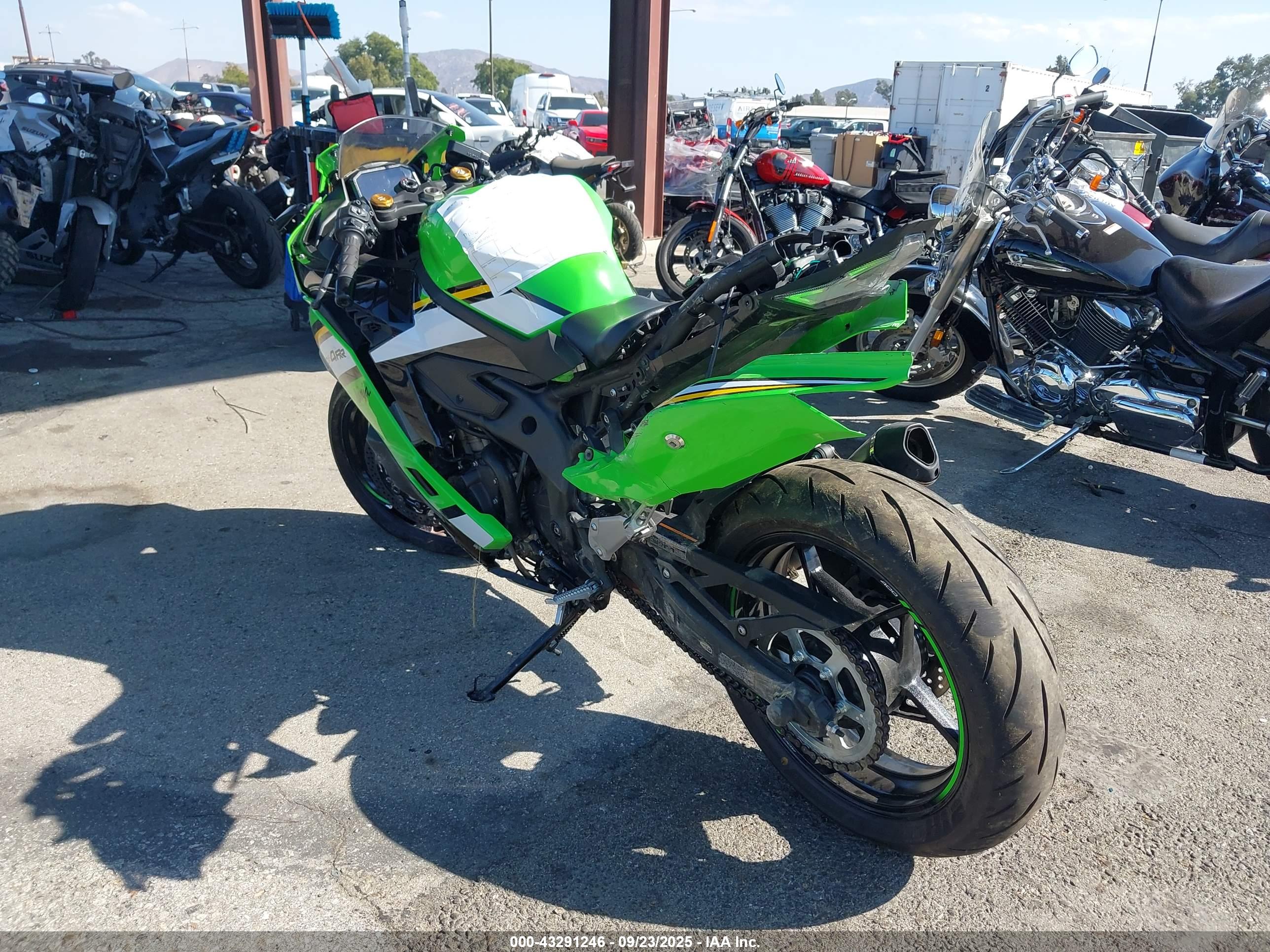 KAWASAKI ZX400 image 3