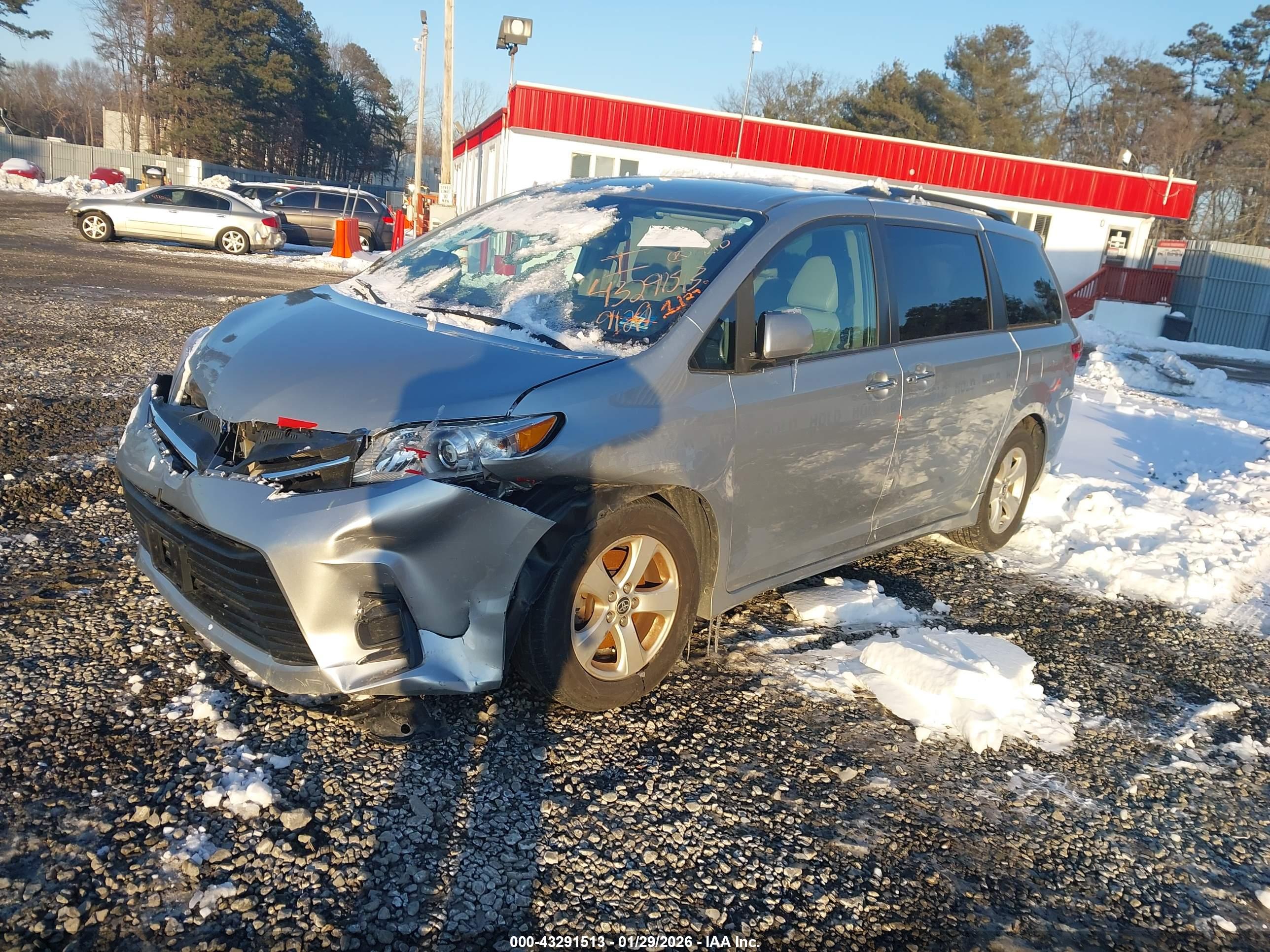 TOYOTA SIENNA image 2