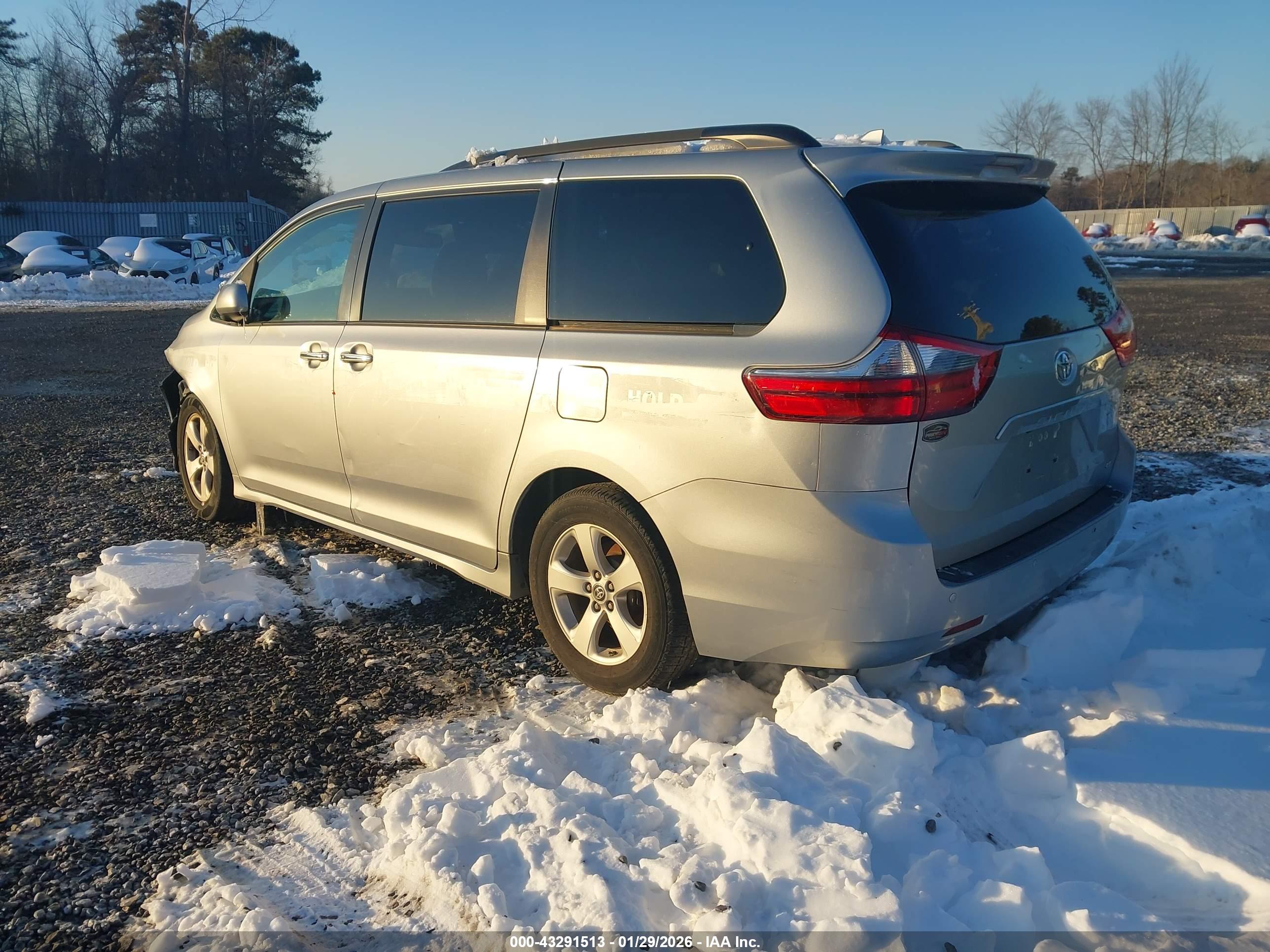TOYOTA SIENNA image 3