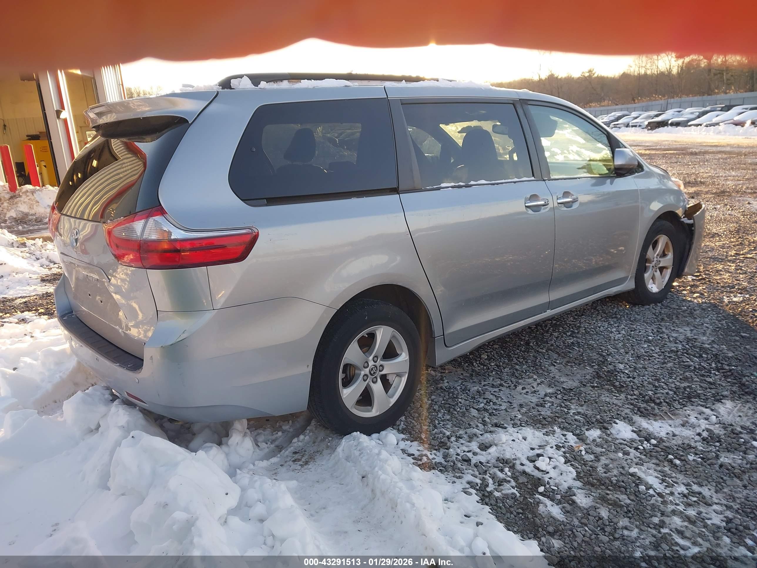 TOYOTA SIENNA image 4