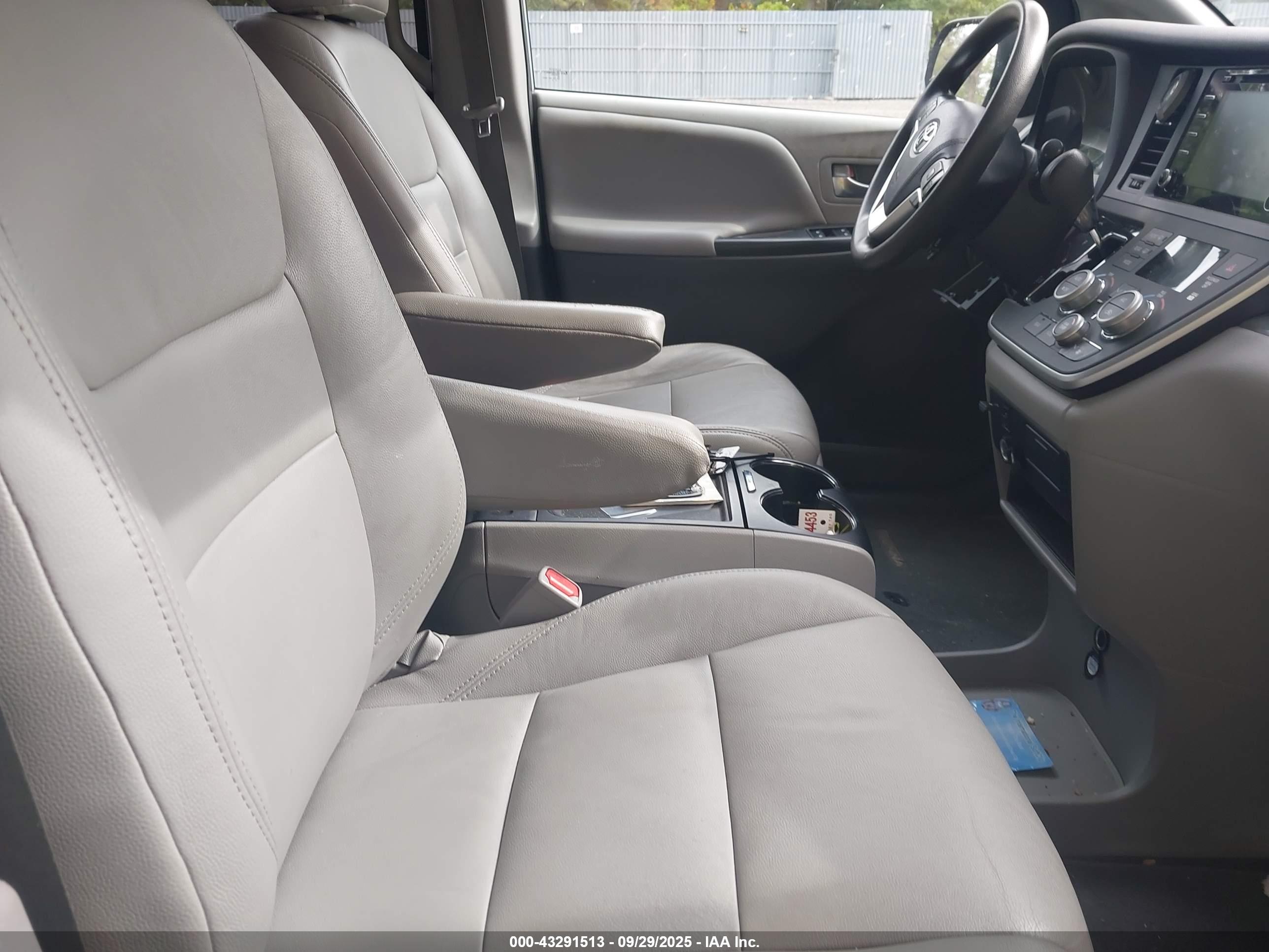TOYOTA SIENNA image 5