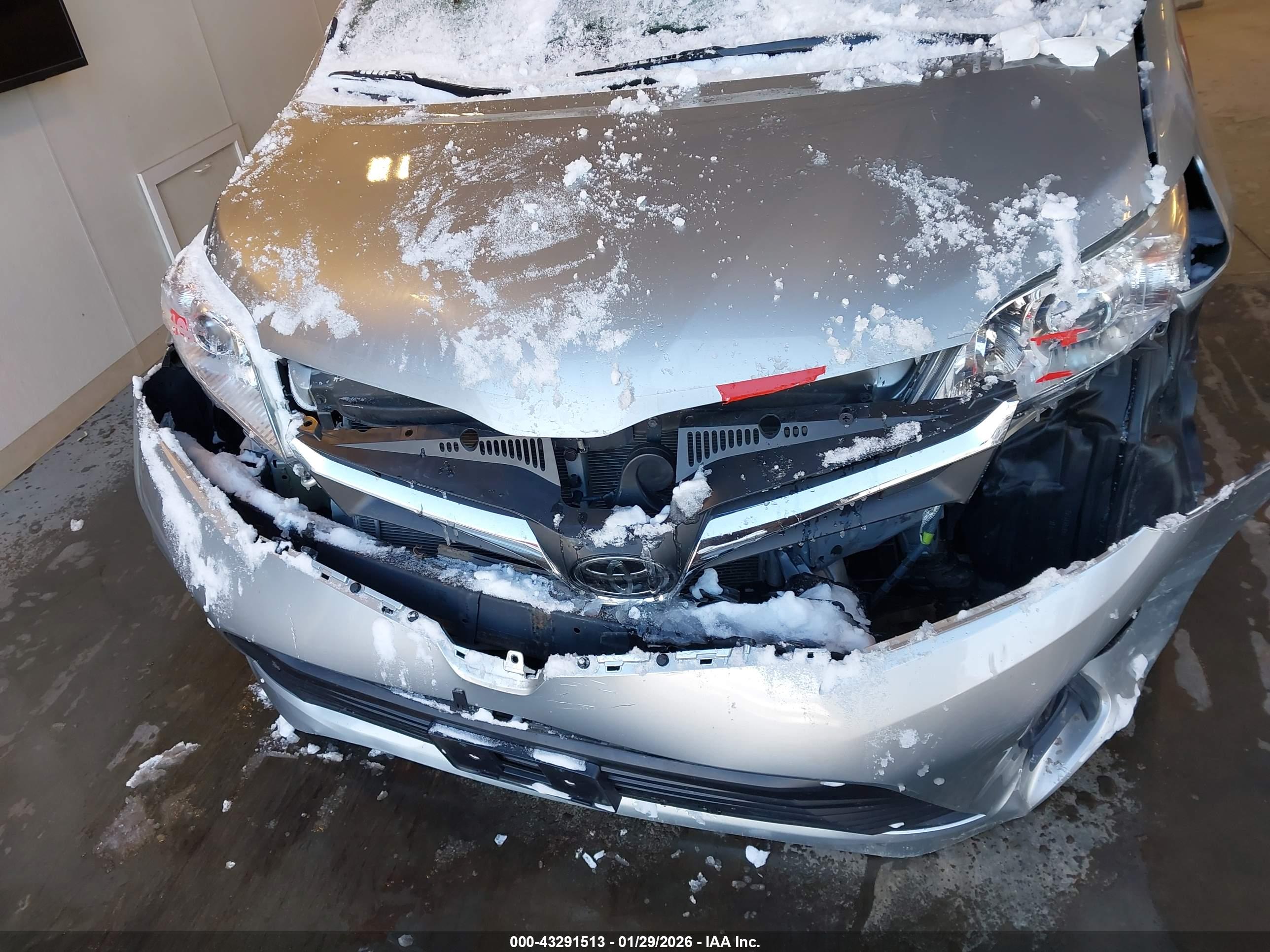 TOYOTA SIENNA image 6