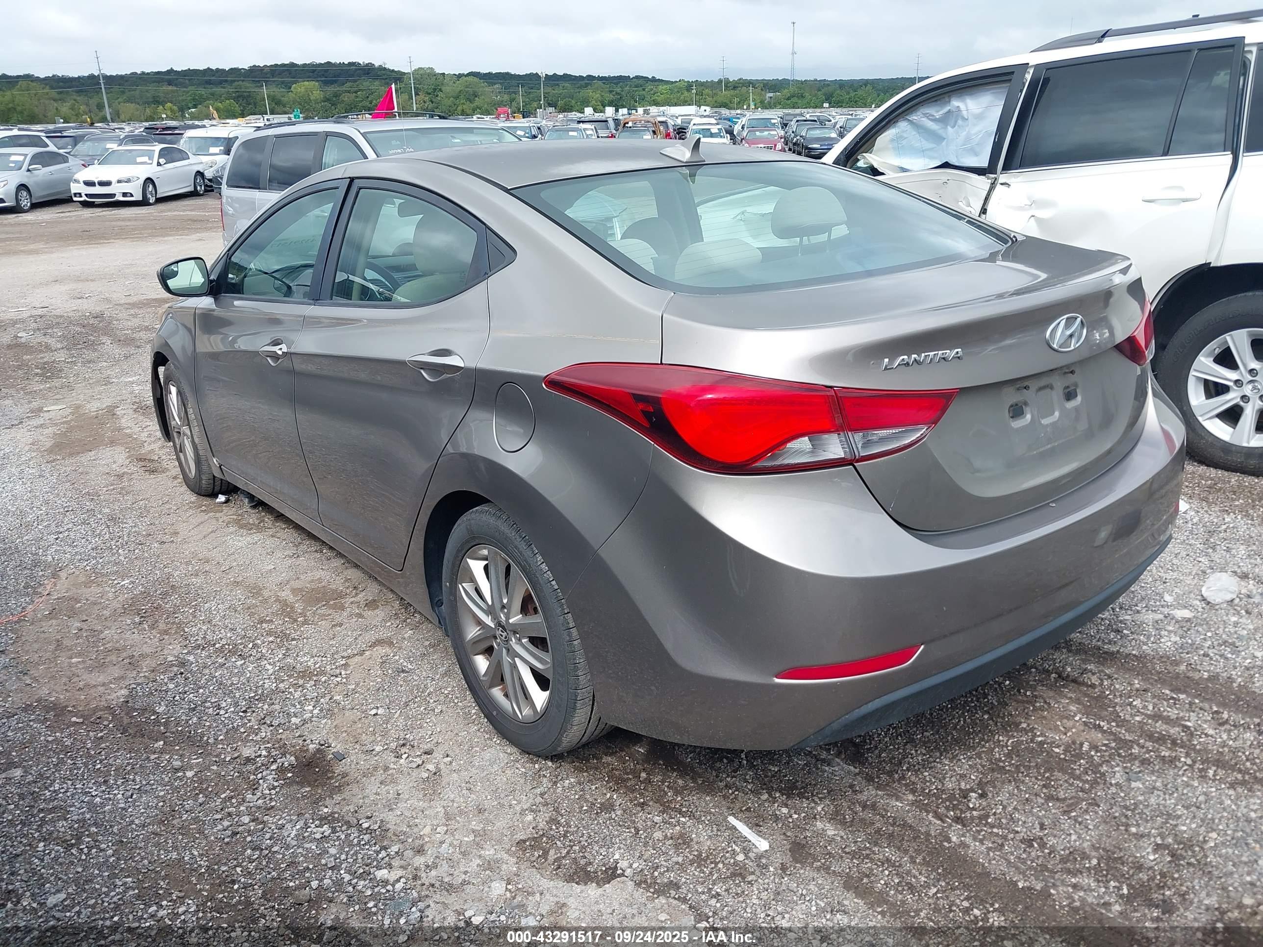 HYUNDAI ELANTRA image 3