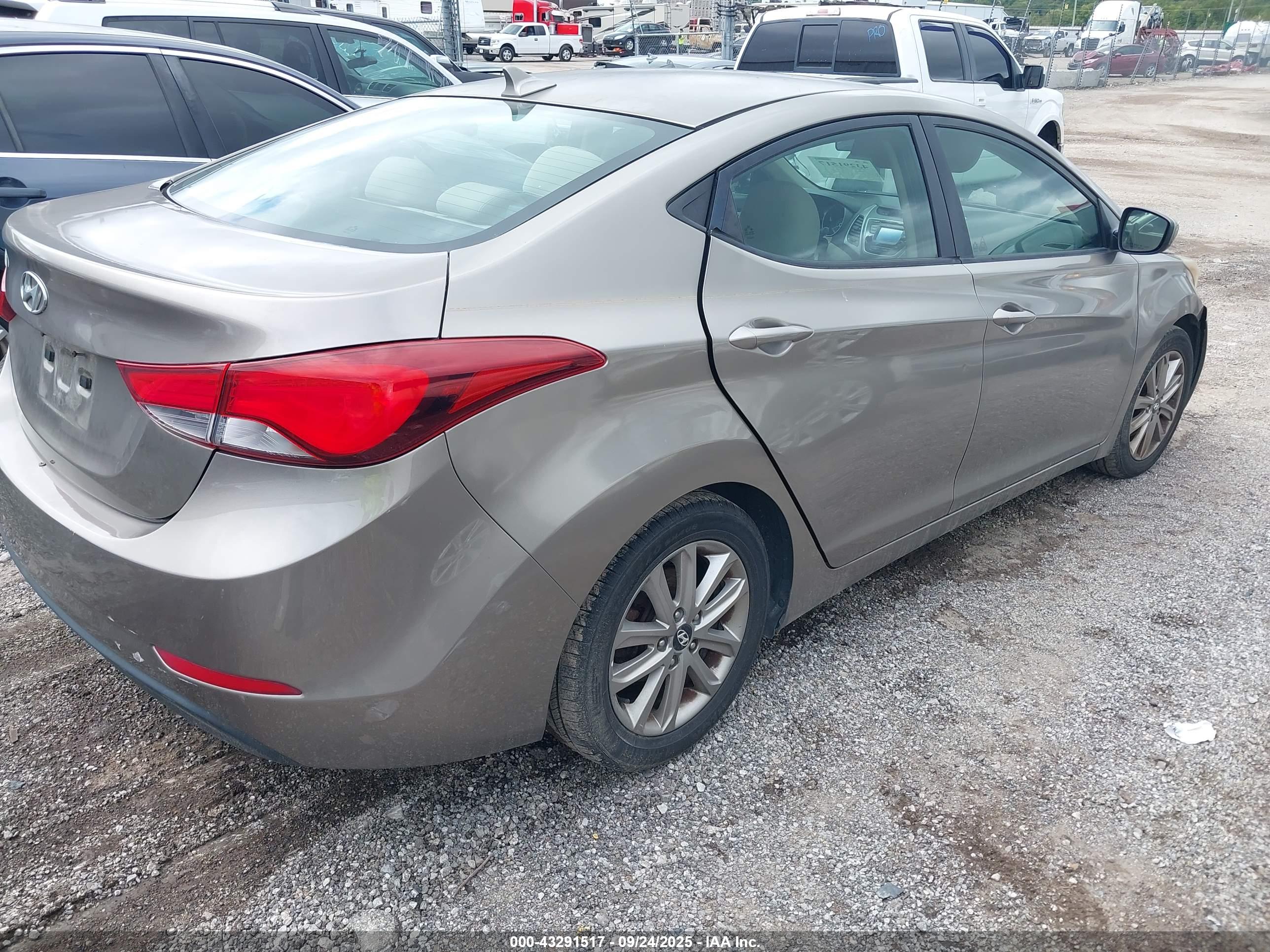 HYUNDAI ELANTRA image 4