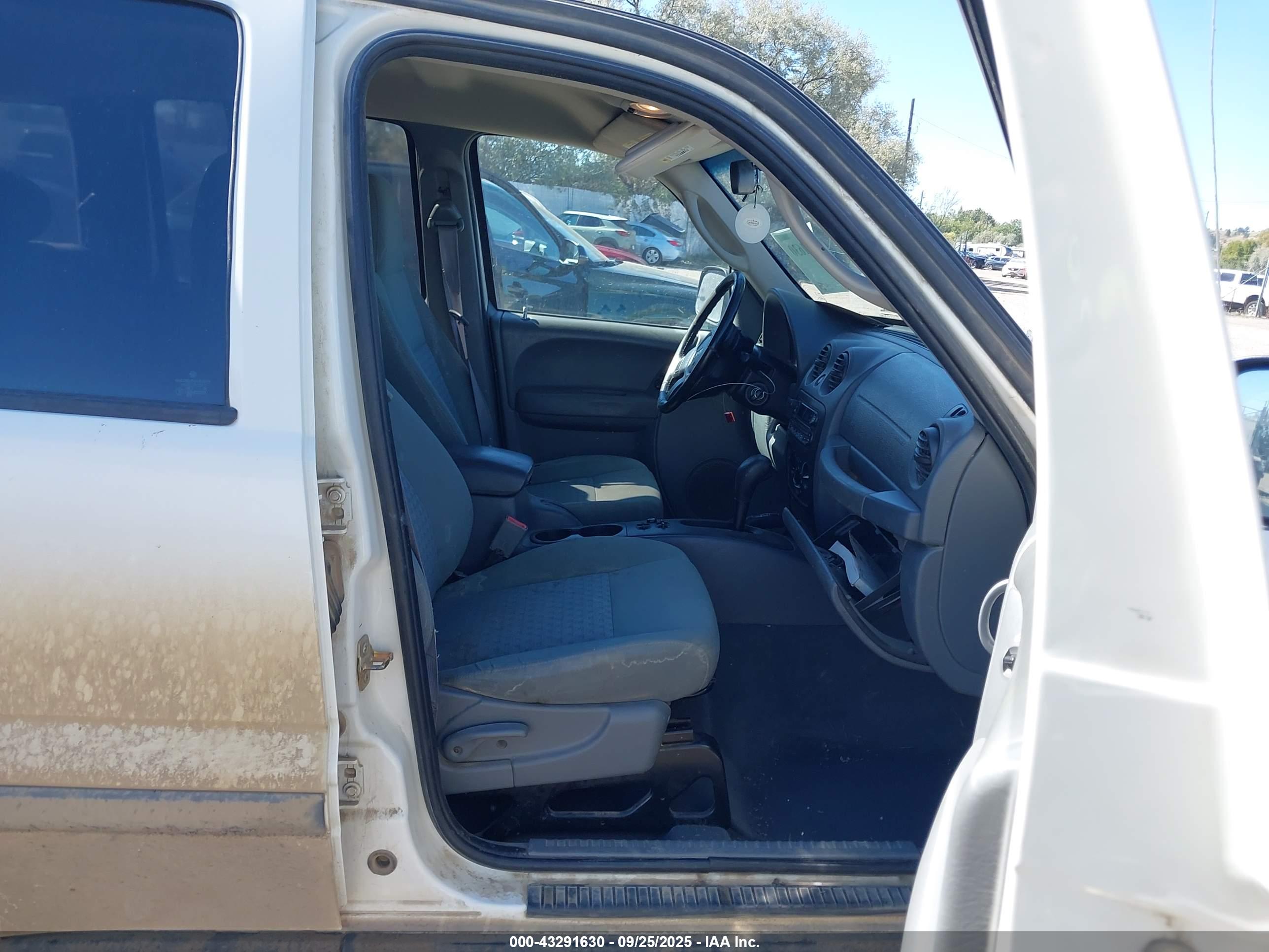 JEEP LIBERTY image 5