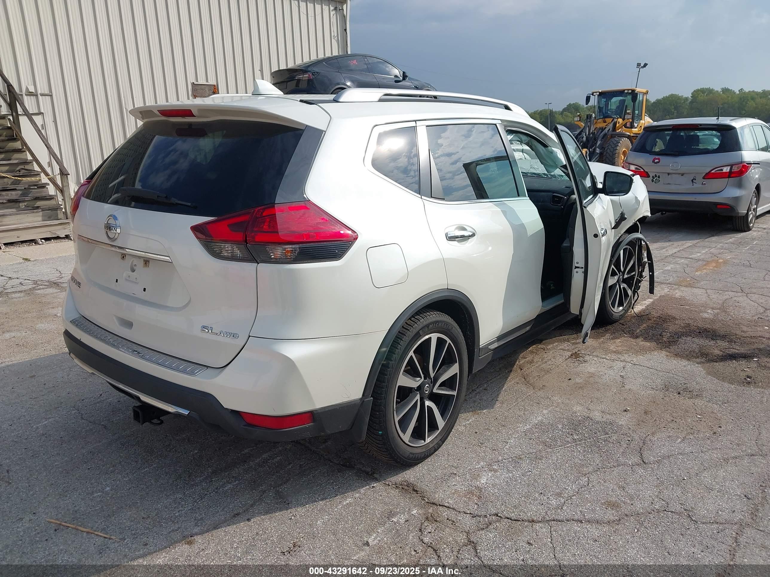 NISSAN ROGUE image 4