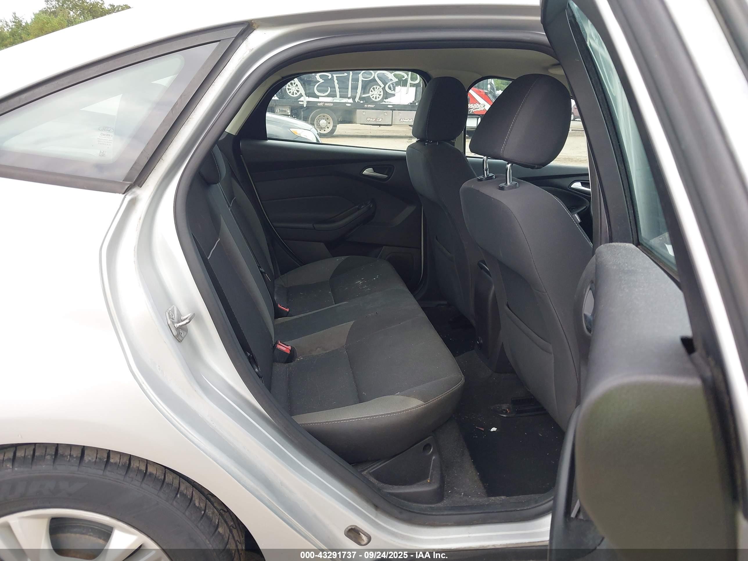 FORD FOCUS image 8