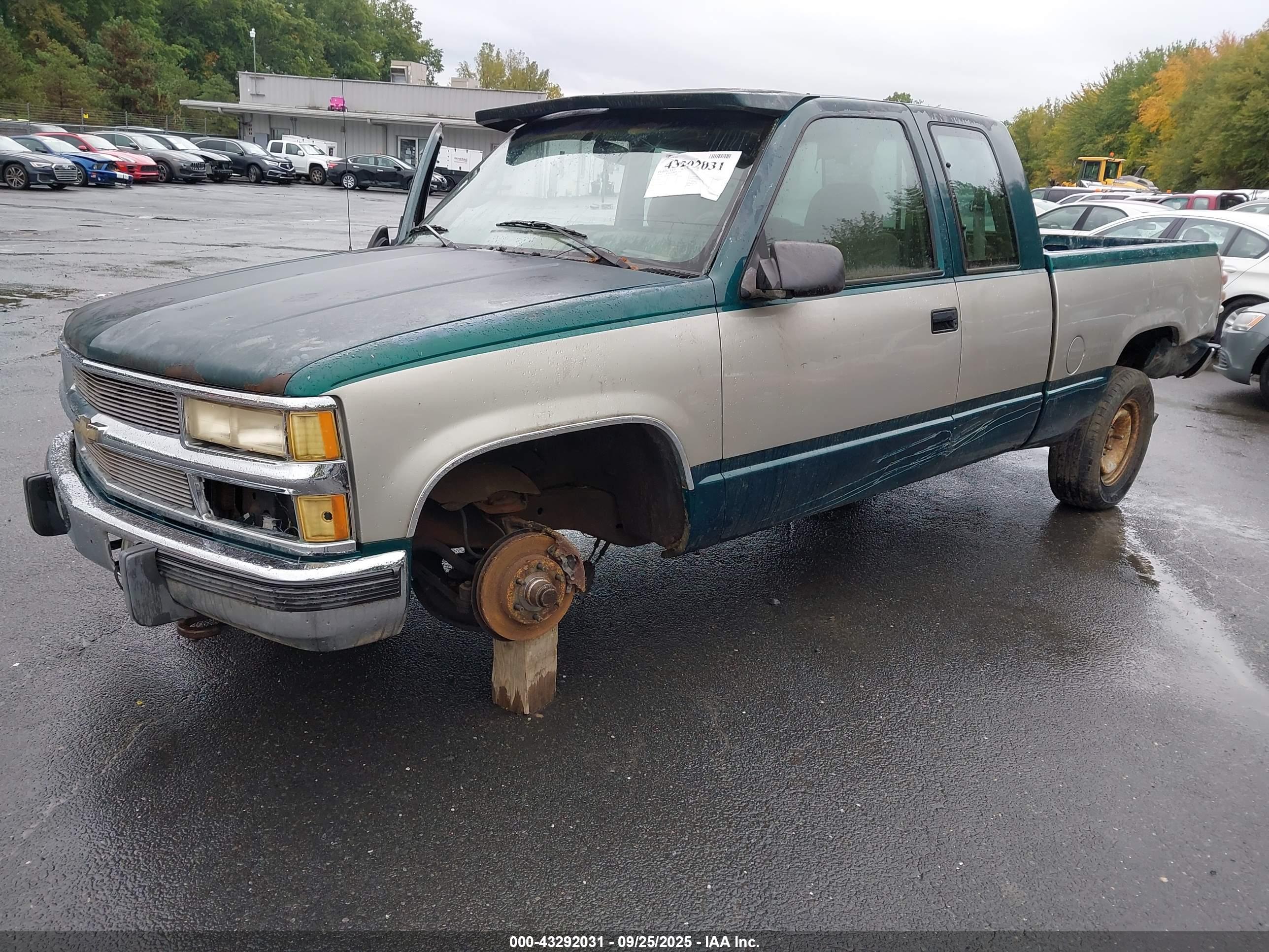 CHEVROLET GMT-400 image 2