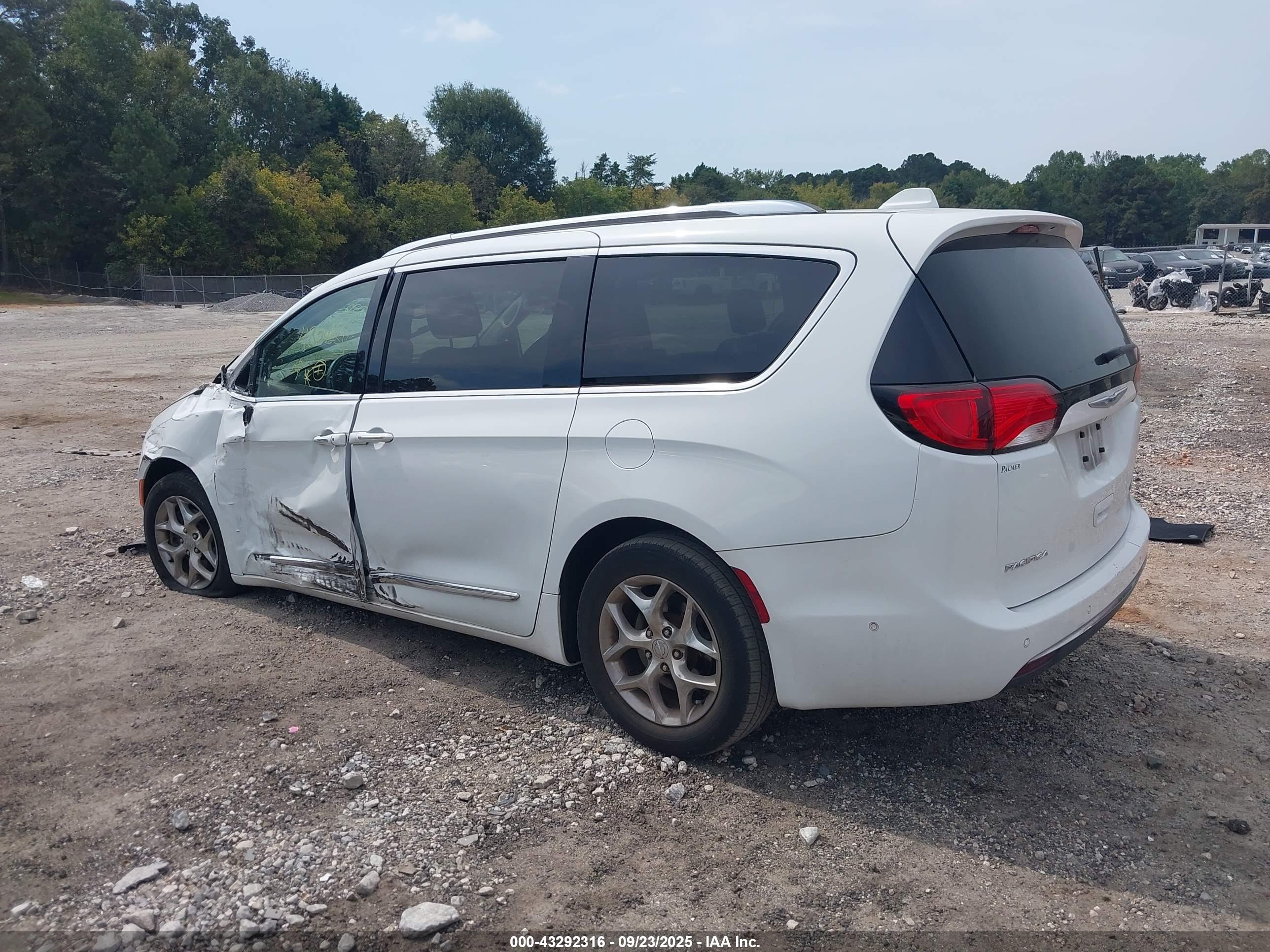 CHRYSLER PACIFICA image 3