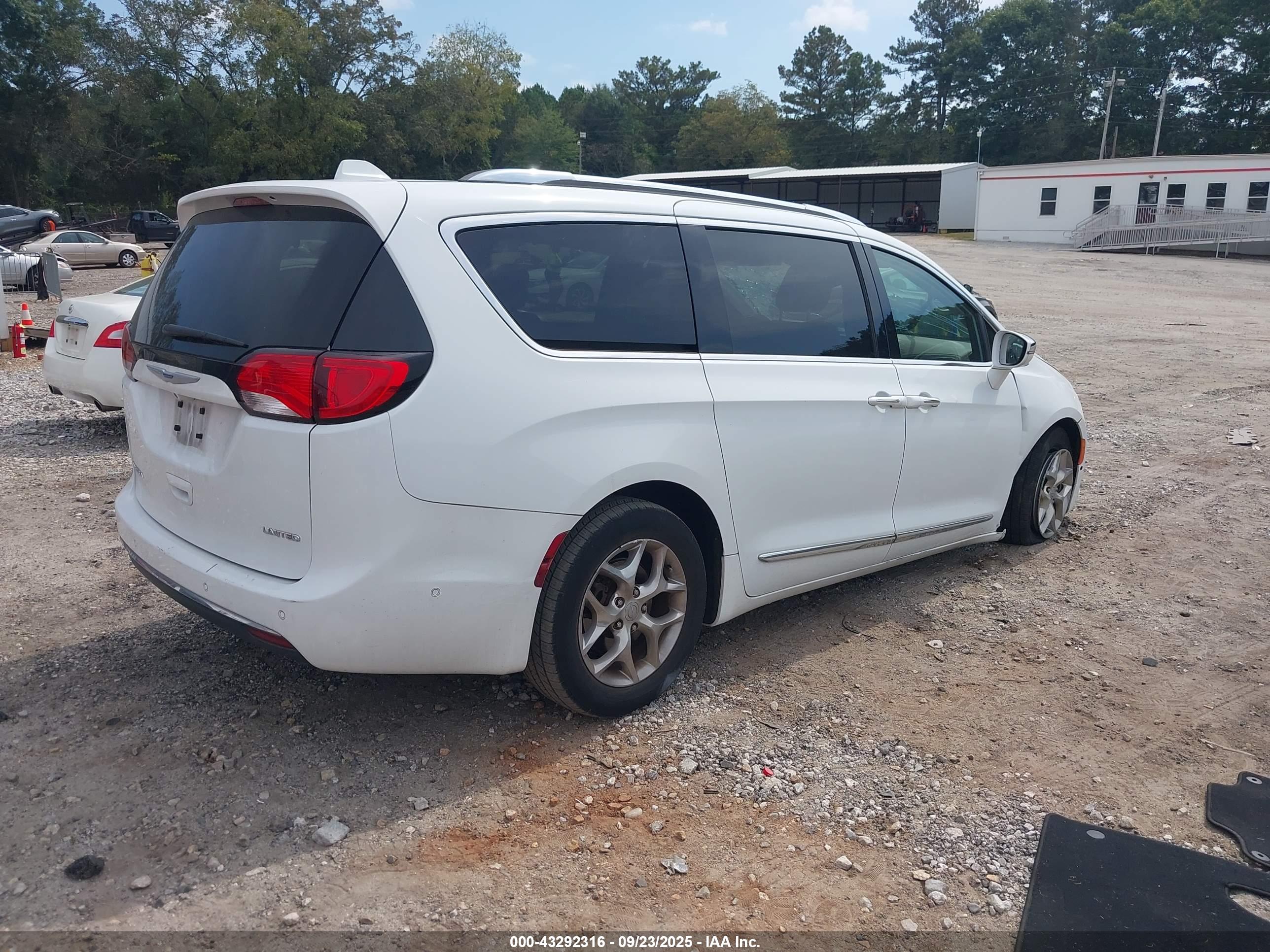 CHRYSLER PACIFICA image 4