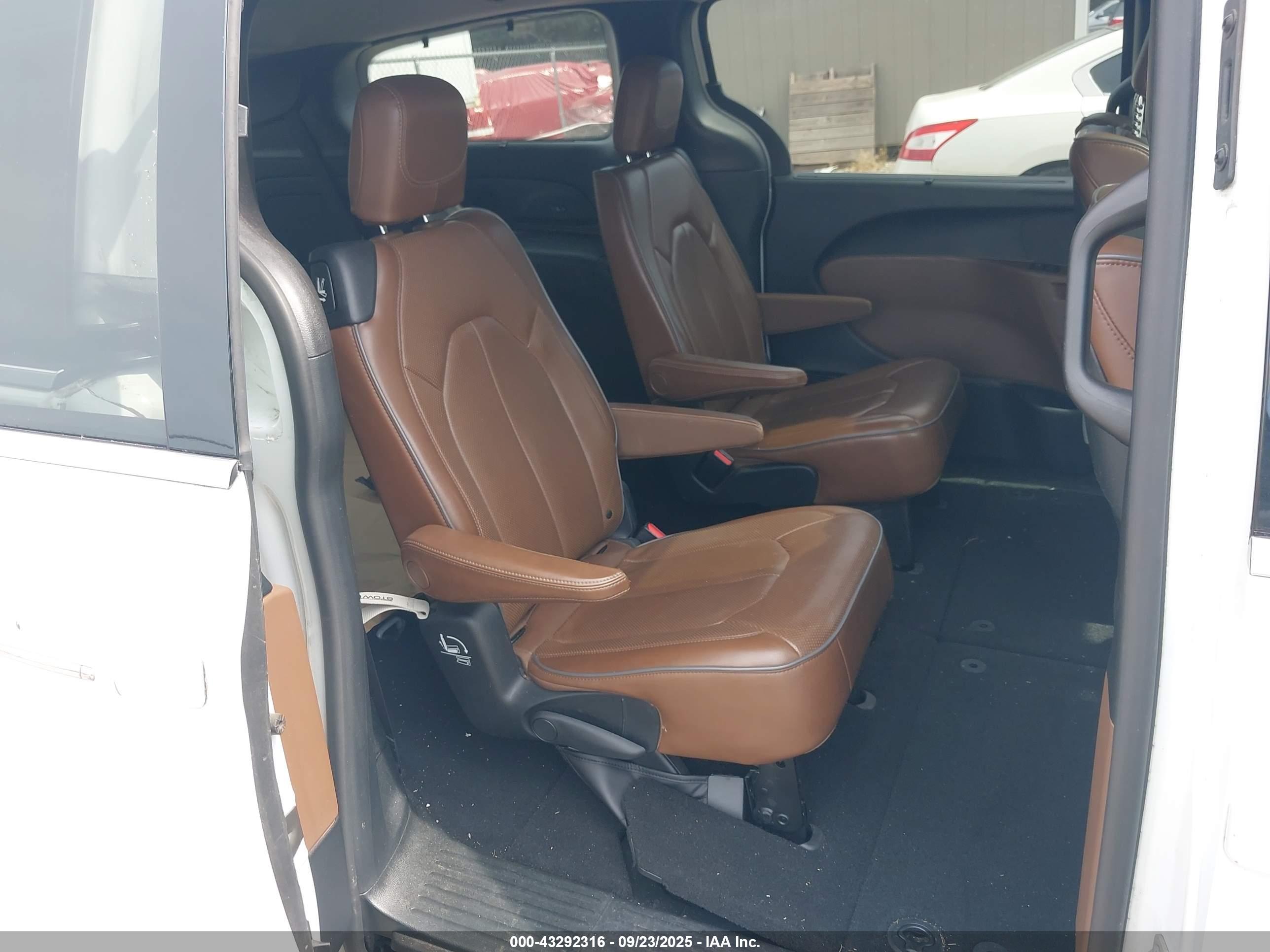 CHRYSLER PACIFICA image 8