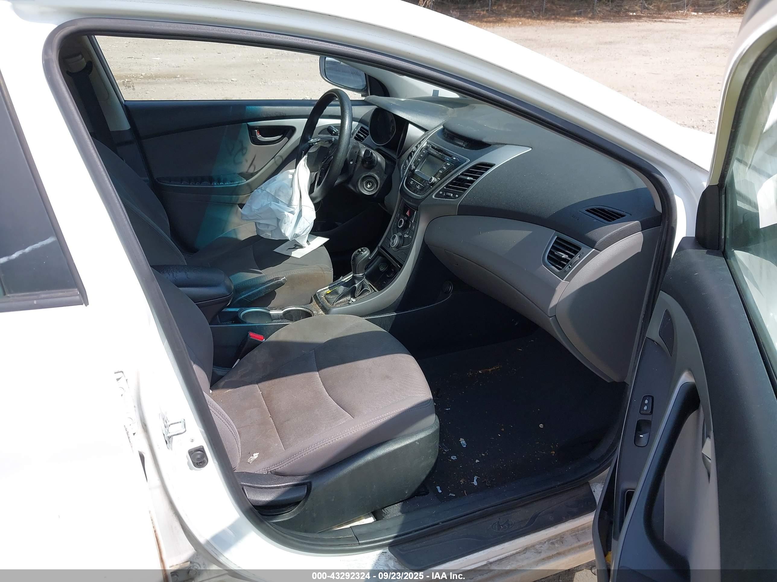 HYUNDAI ELANTRA image 5