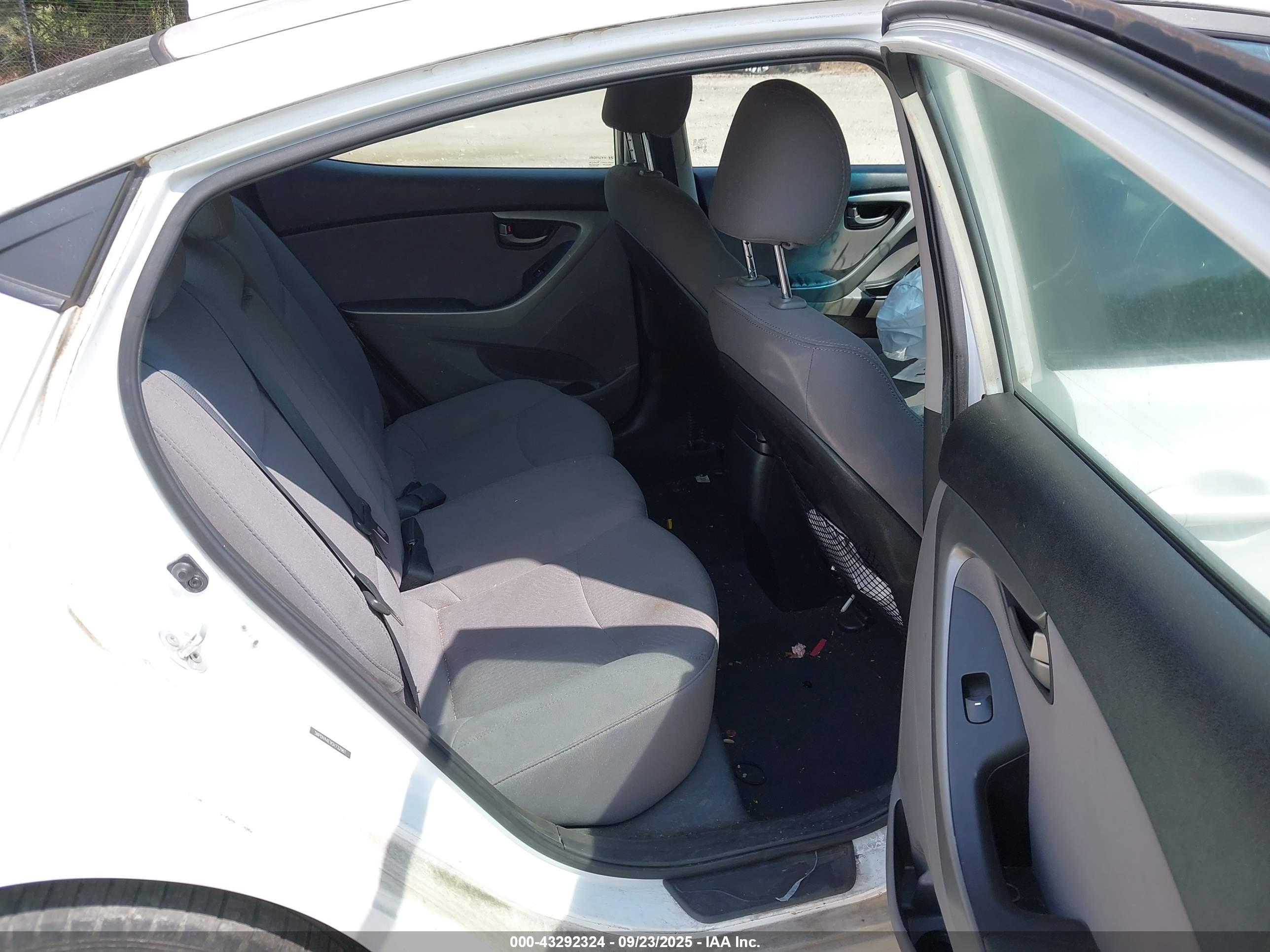 HYUNDAI ELANTRA image 8