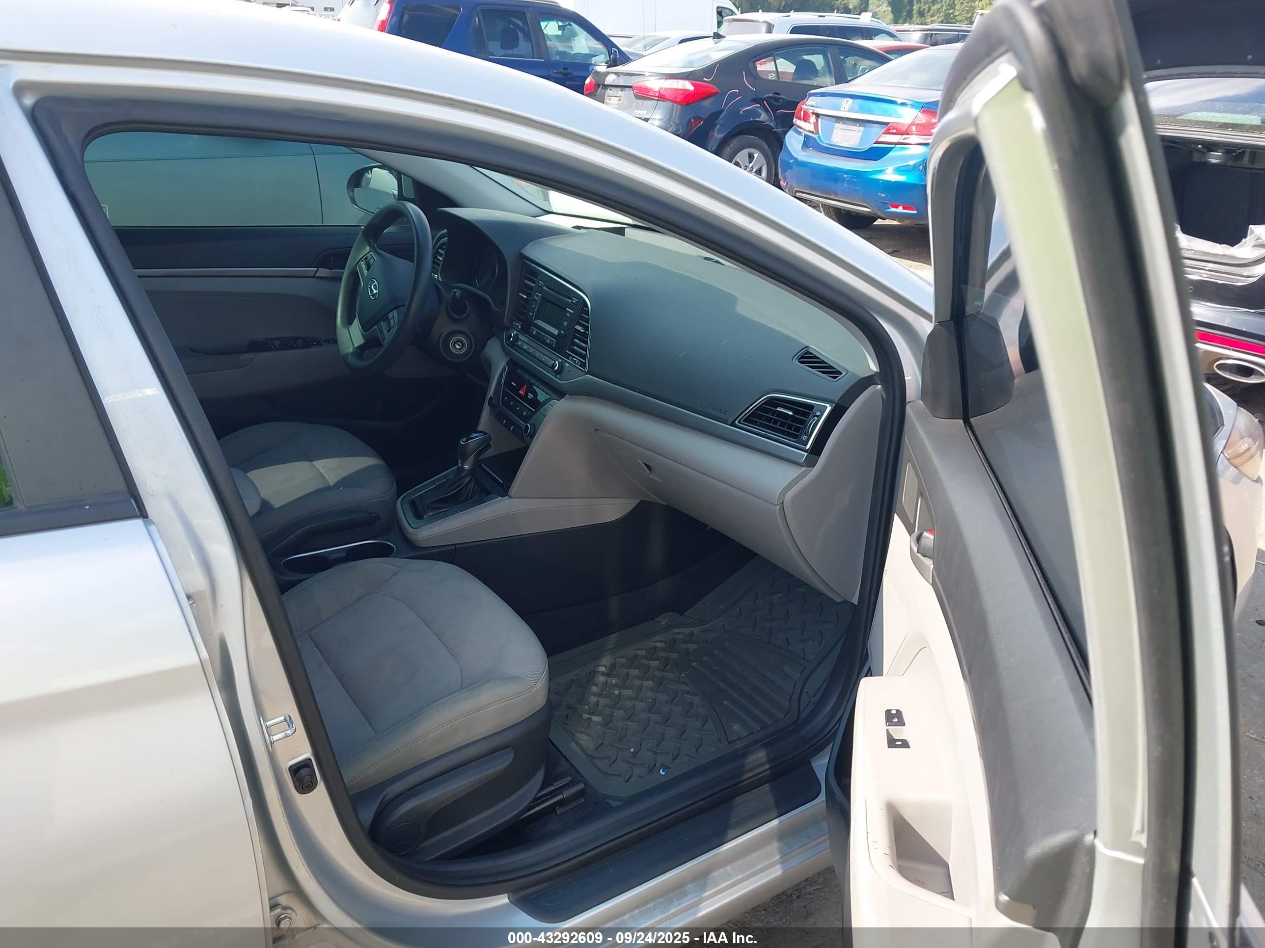 HYUNDAI ELANTRA image 5