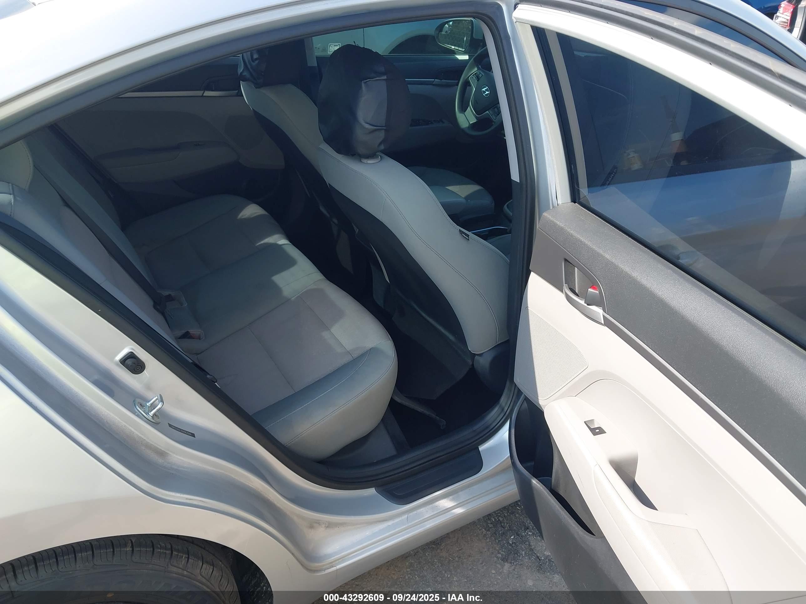 HYUNDAI ELANTRA image 8