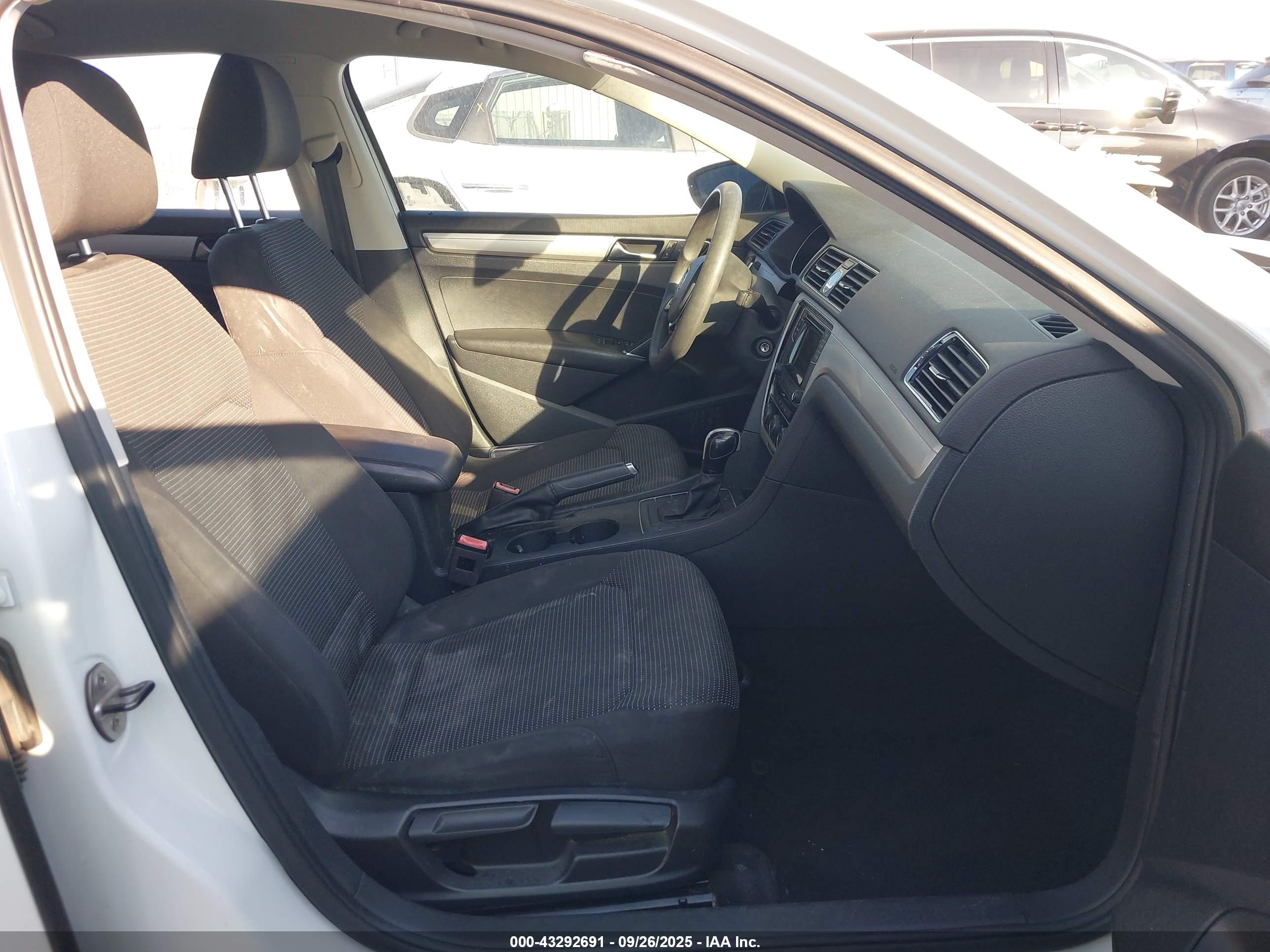 VOLKSWAGEN PASSAT image 5