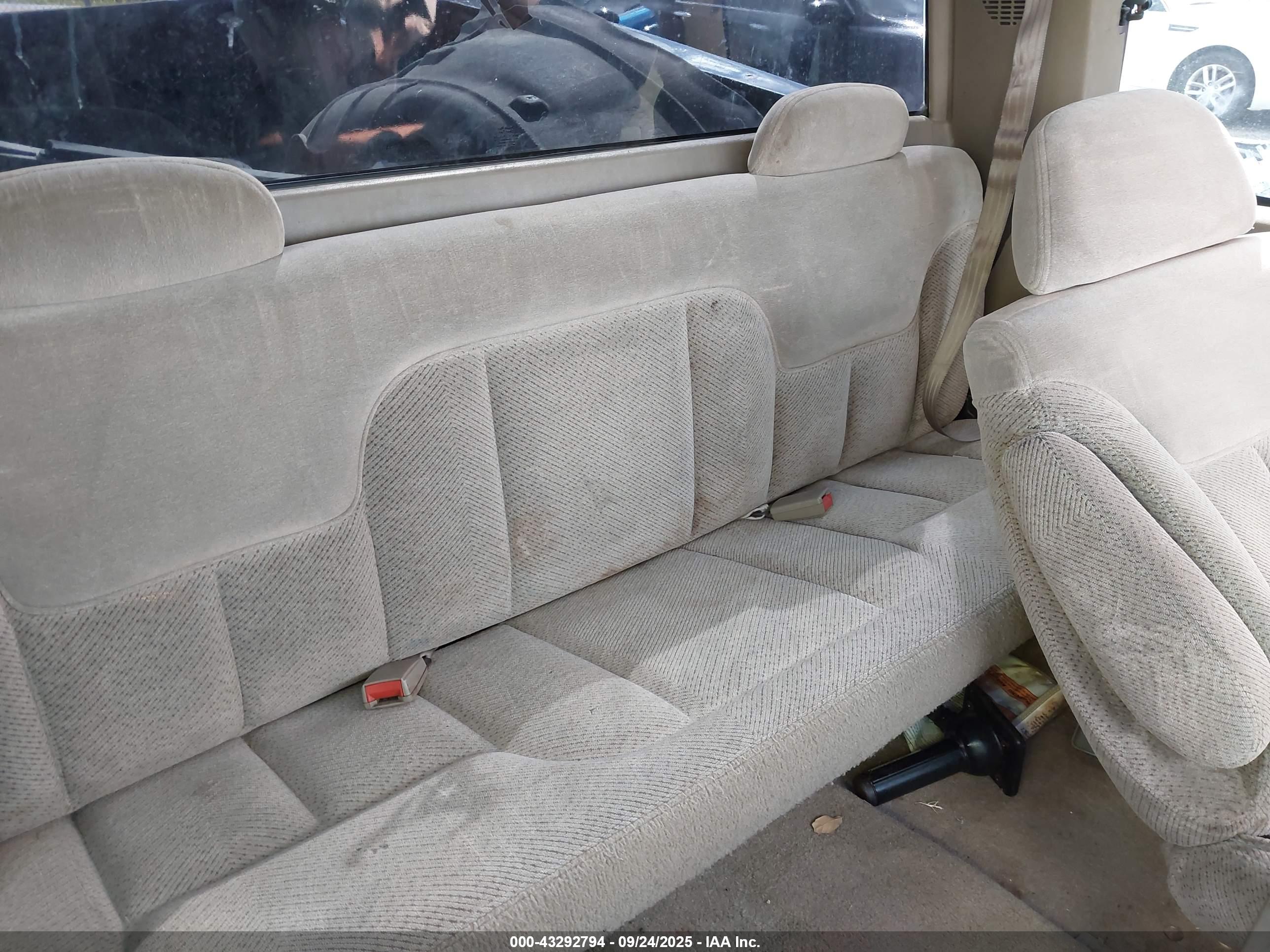 CHEVROLET C1500 image 8