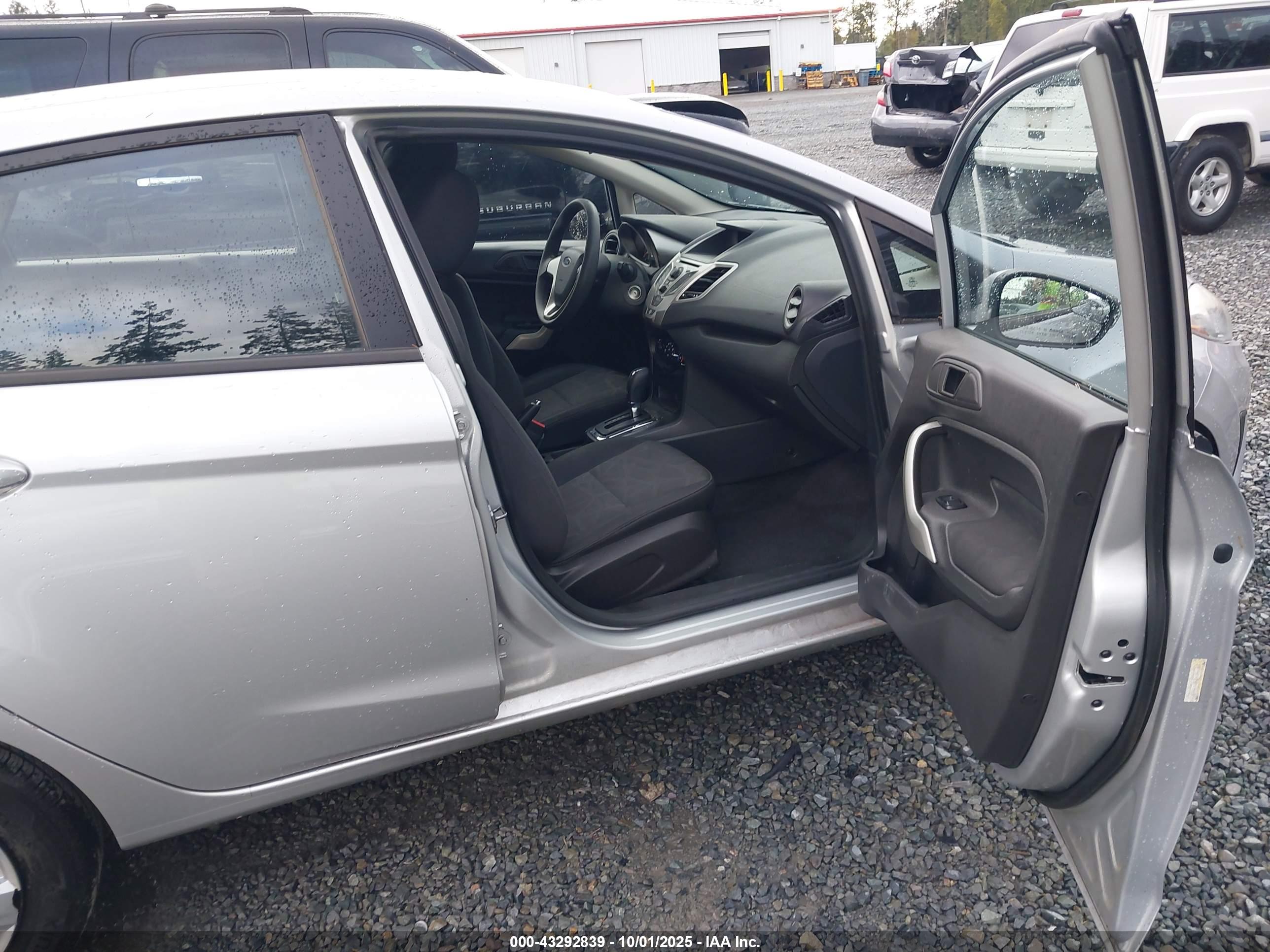 FORD FIESTA image 5